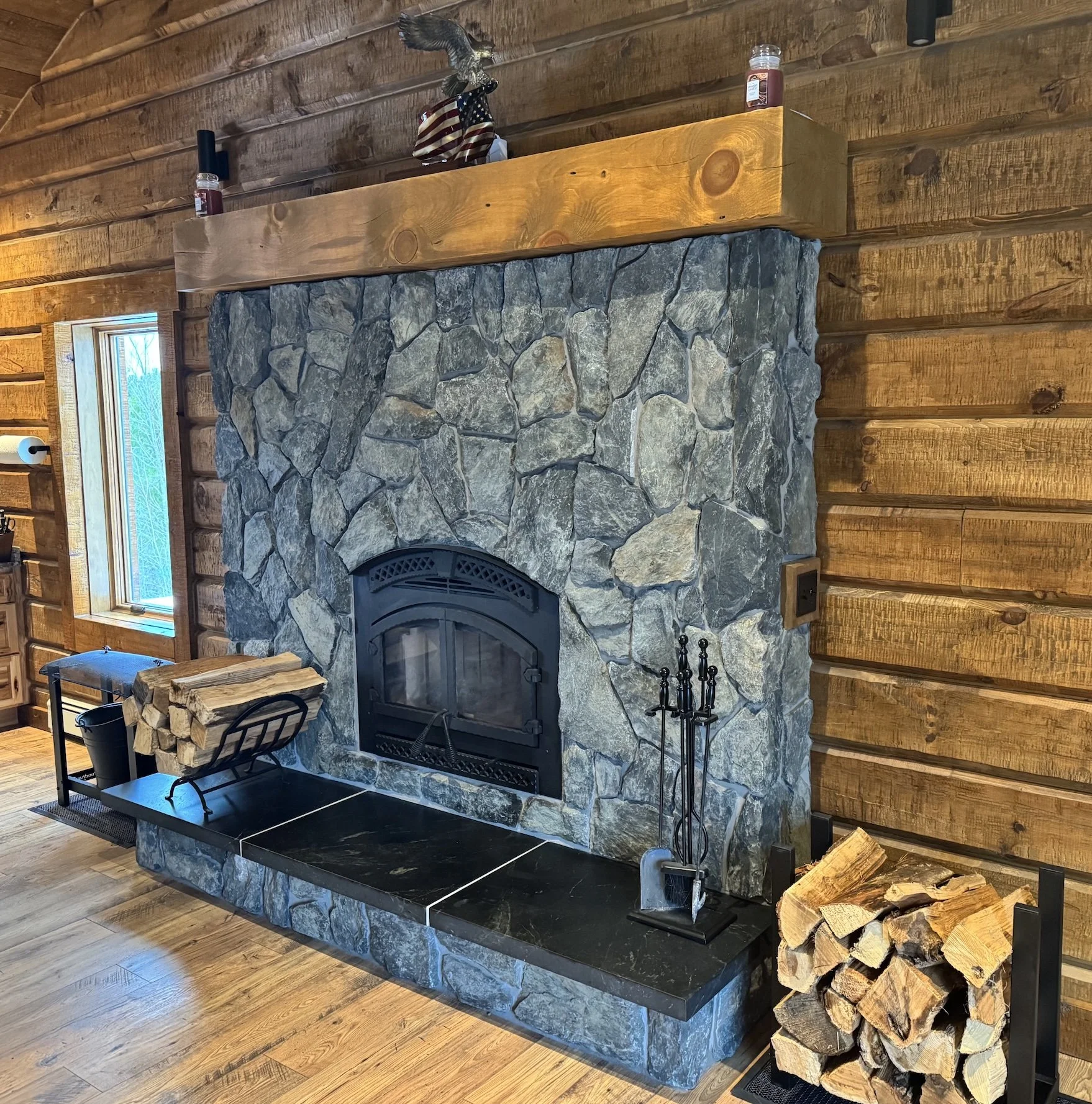 Our beautifully rustic Aqua Blue™ boulder thin veneer brings timeless charm and natural character to any fireplace design. 