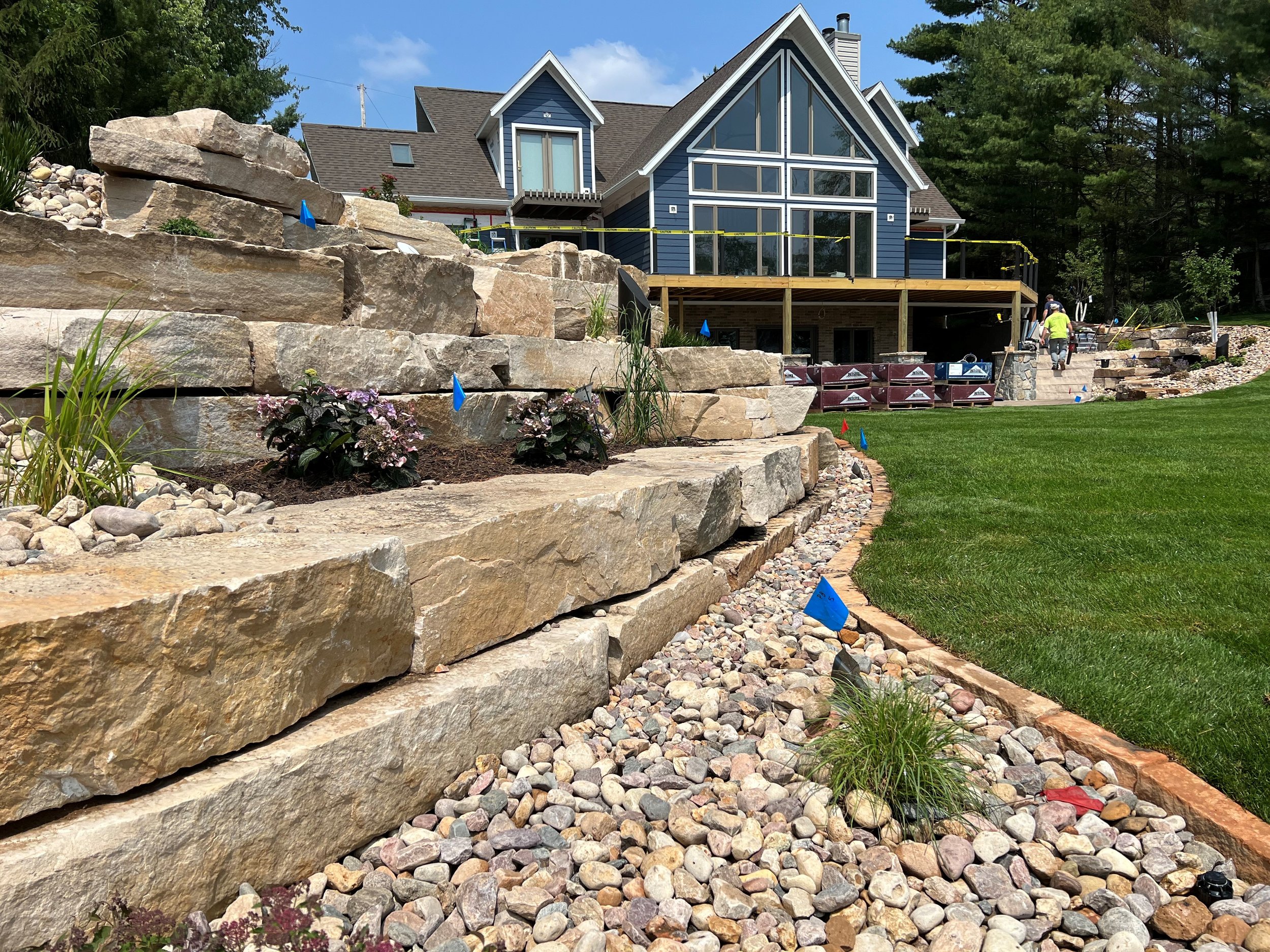 Highland Brown outcropping 8-12" & 10-16", with Sandy Creek lawn edging