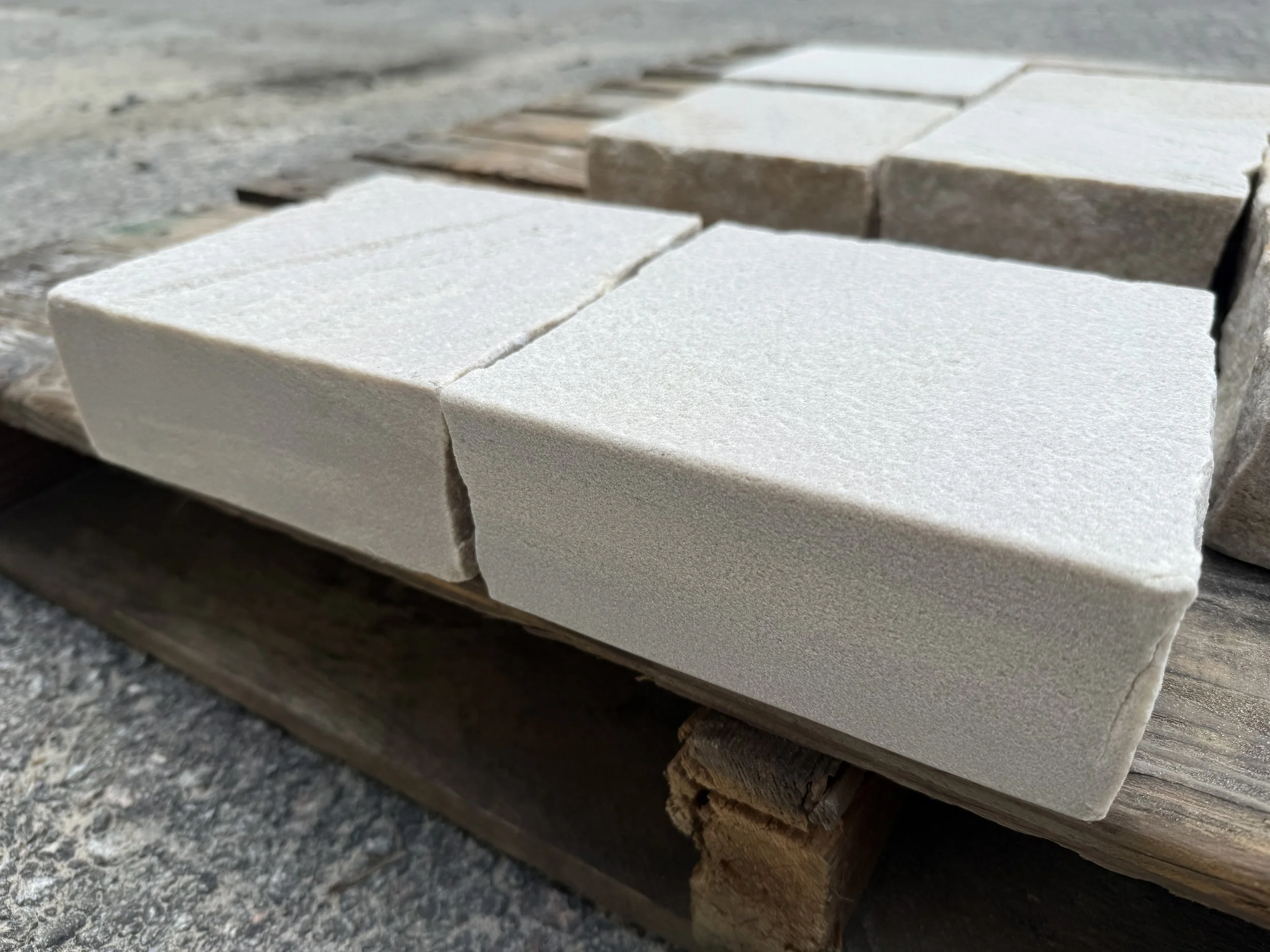 Cambrian Cream 6 cm thermal surface with an eased tapestry edge