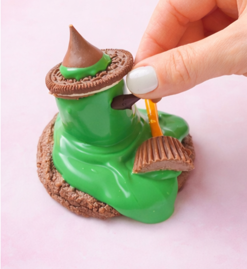 Melted Witch Chocolate Cookies! 🍪💚🧙‍♀️ A Spooky-Sweet Treat You’ll Love