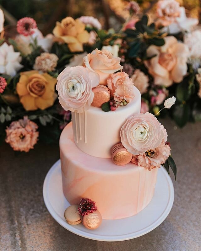 How adorable are those macarons!? This cake is a dream!

Marcia with @sweetcravings12 is SO talented, fun to work with and her desserts are absolutely delicious. I could talk about (and eat 😂) her AMAZING cake pops for dayssss!

Design + Planning + 