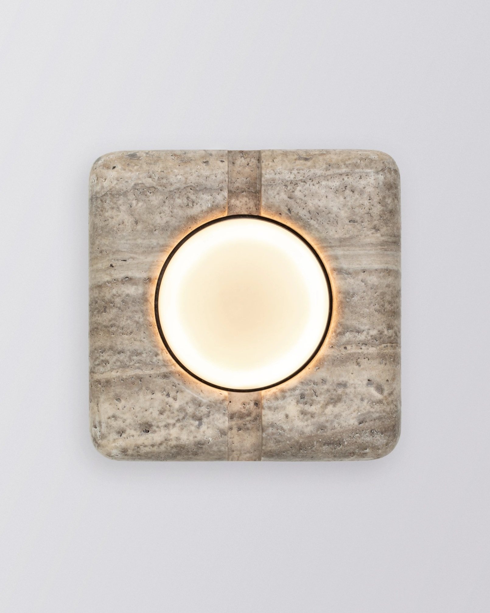 ULAH WALL LIGHT IN TRAVERTINE WITH FROSTED GLASS HALF-ORB