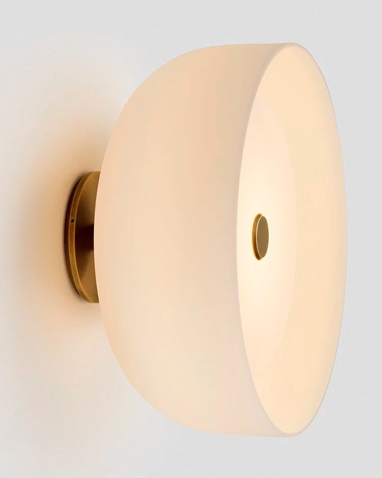 ROLO INTERIOR FORWARD FACING WALL SCONCE - LARGE - BRASS / SNOW