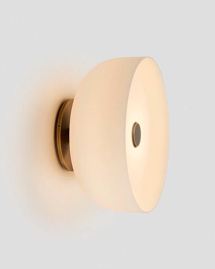 ROLO INTERIOR FORWARD FACING WALL SCONCE - MEDIUM - BRASS / SNOW