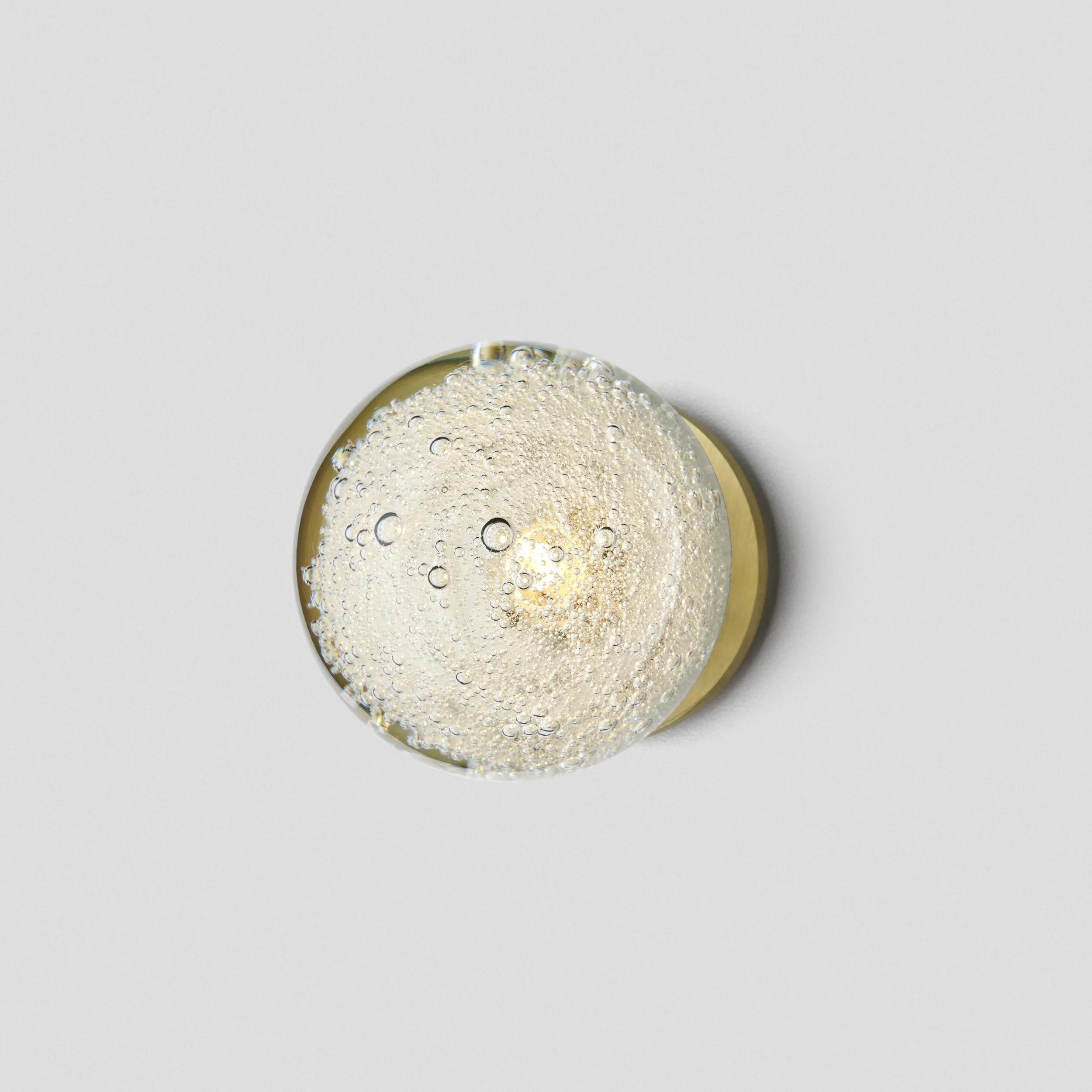 Articolo-Lighting-Fizi-Ball-Wall-Sconce-Round-Brass-ON-1-scaled.jpg