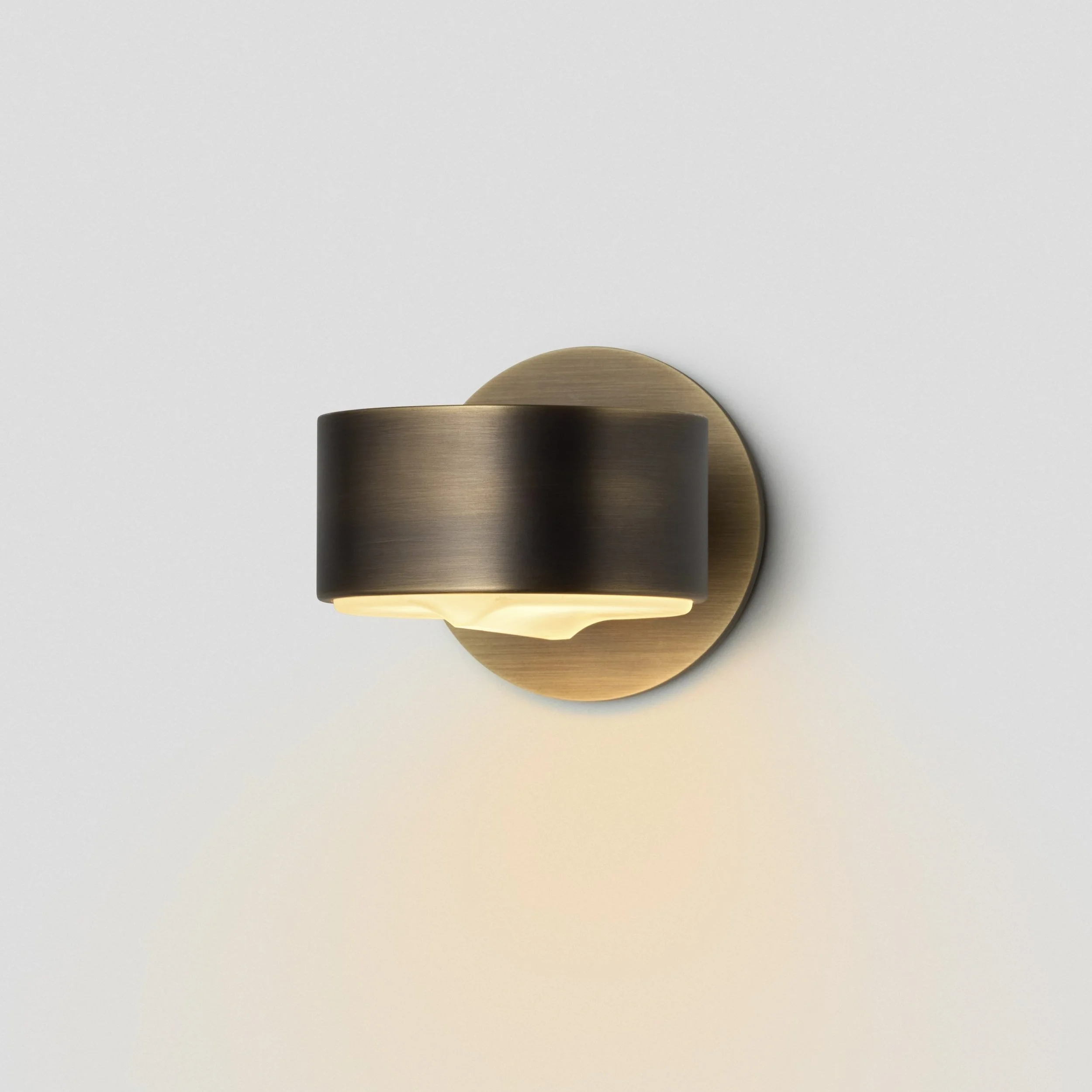 Articolo-Studios-Occhi-360-Wall-Sconce-Bronze-ON-1-1-scaled.jpg
