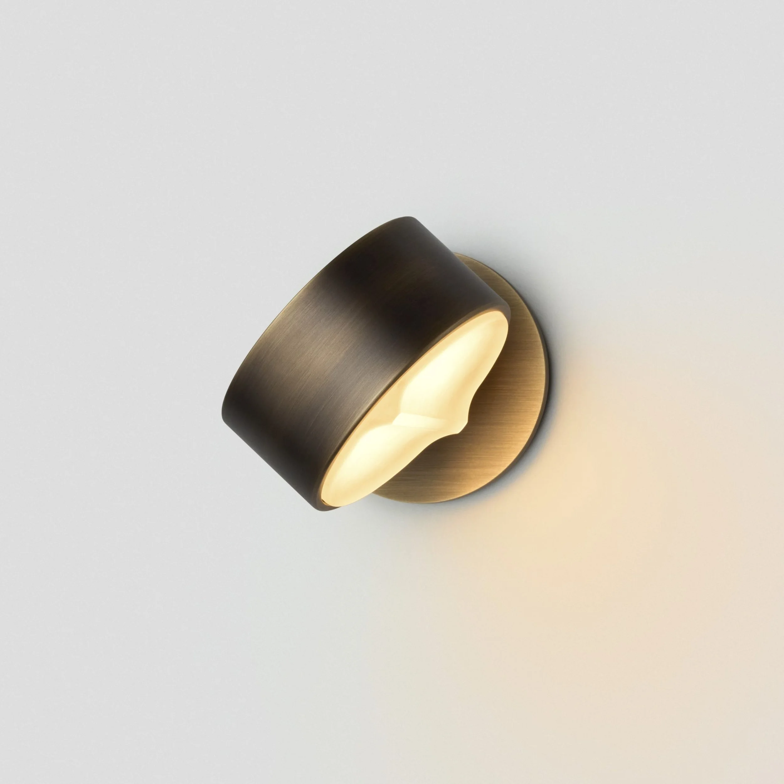 Articolo-Studios-Occhi-360-Wall-Sconce-Bronze-ON-8-scaled.jpg