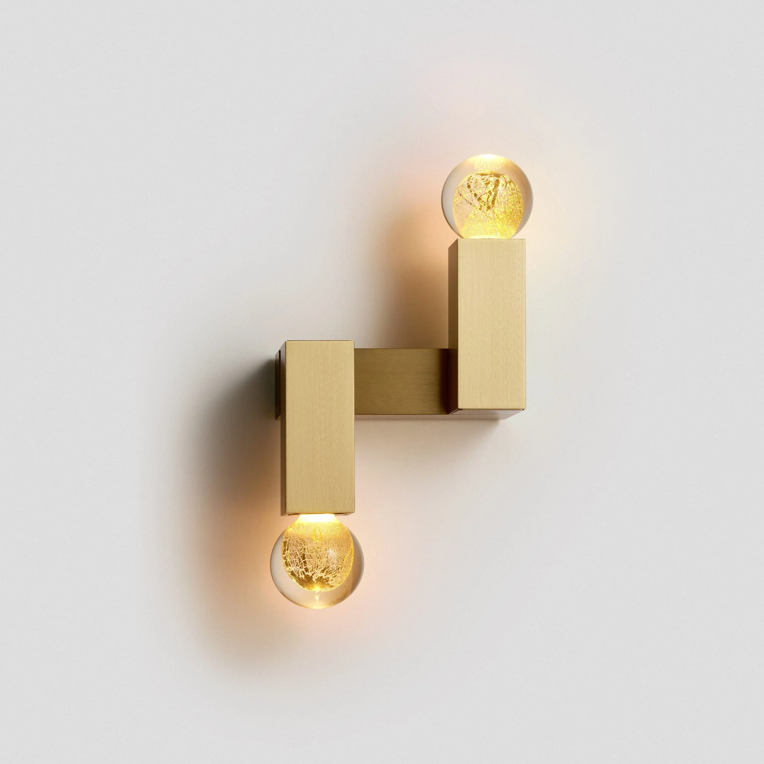 Articolo-Studios-Oro-Link-Wall-Sconce-Brass_ON-1-scaled.jpg