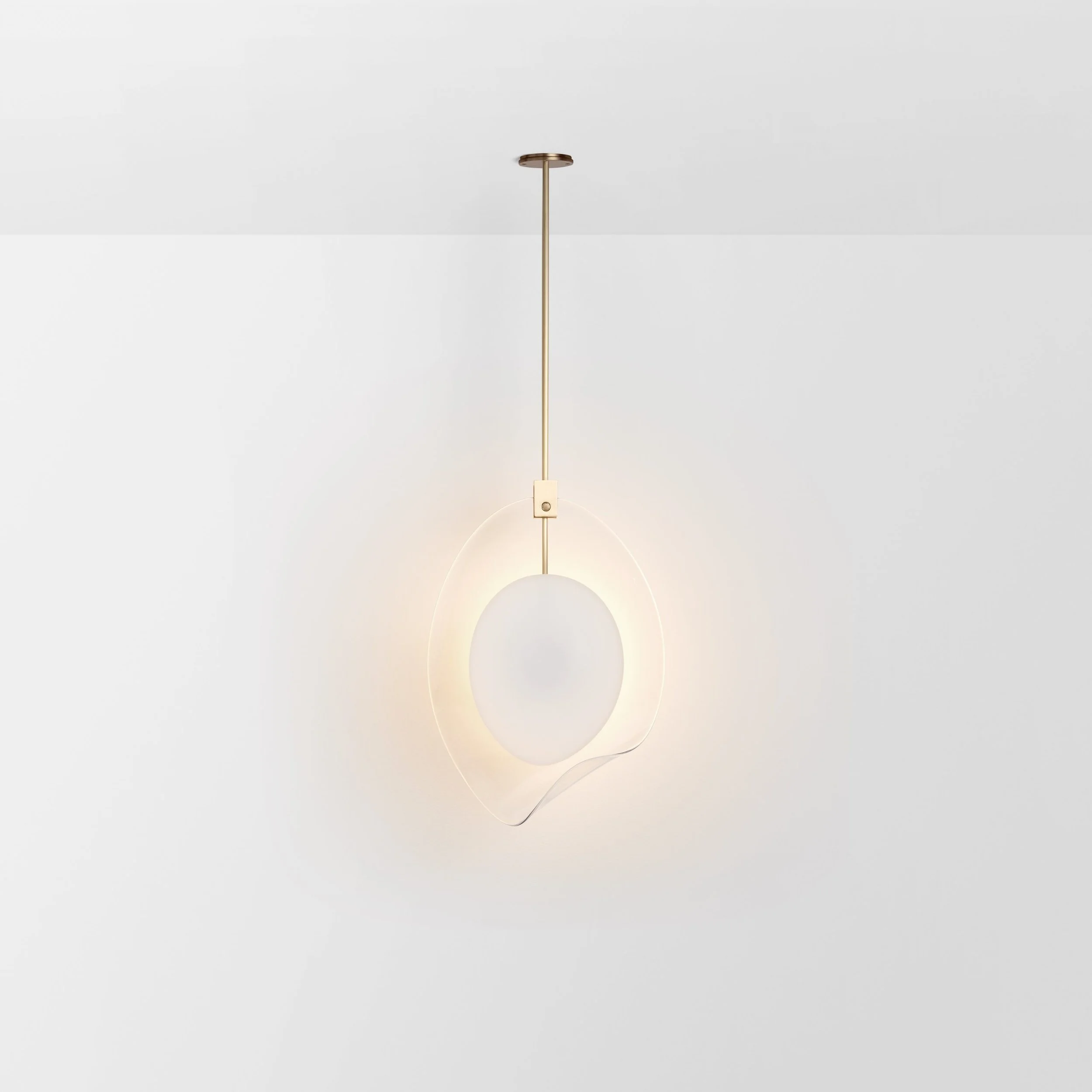 Articolo-Studios-Oval-Pendant-Snow-Clear-Brass-On-scaled.jpg