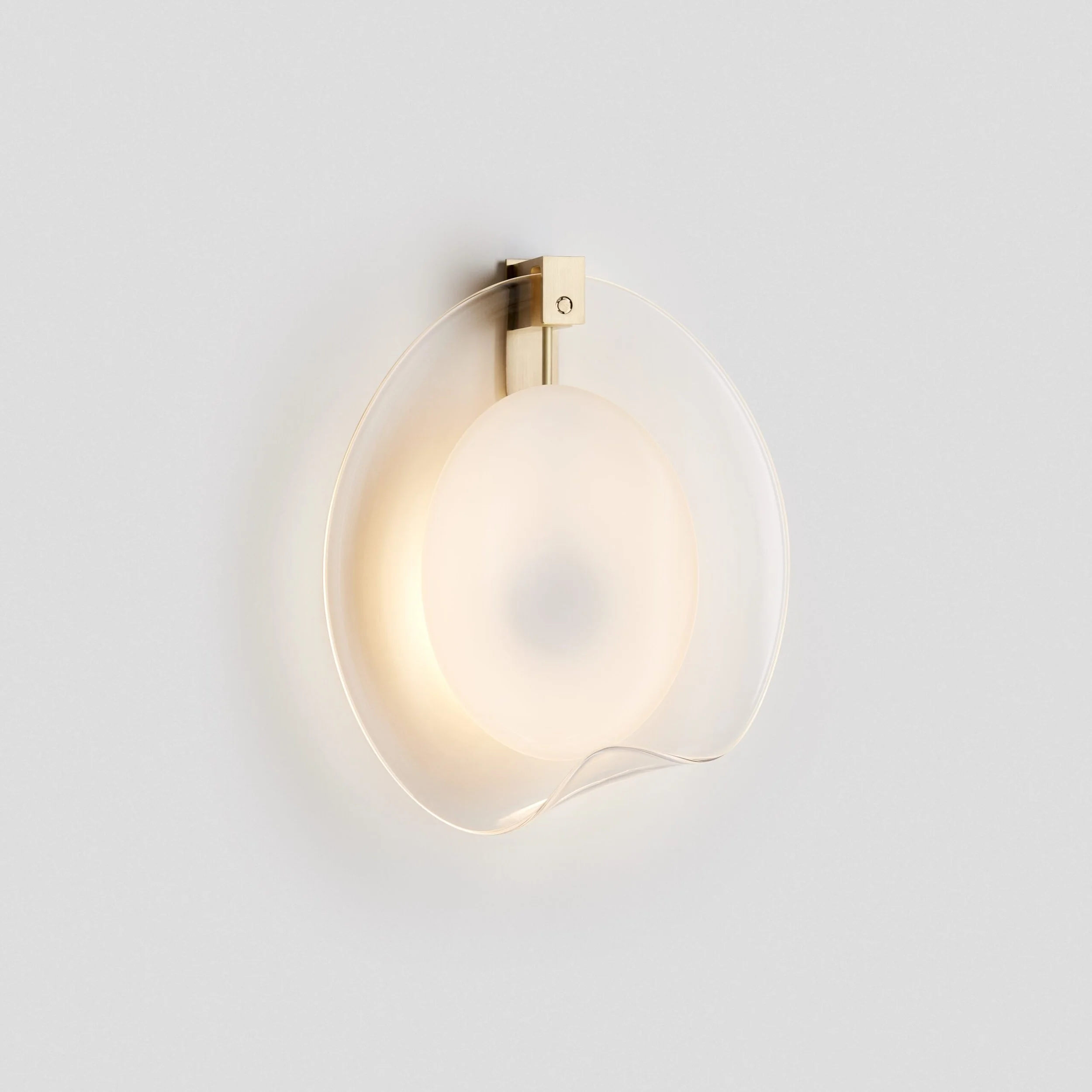 Articolo-Lighting-Ovolo-Wall-Sconce-Snow-Clear-Brass-On-Angle-1-scaled.jpg