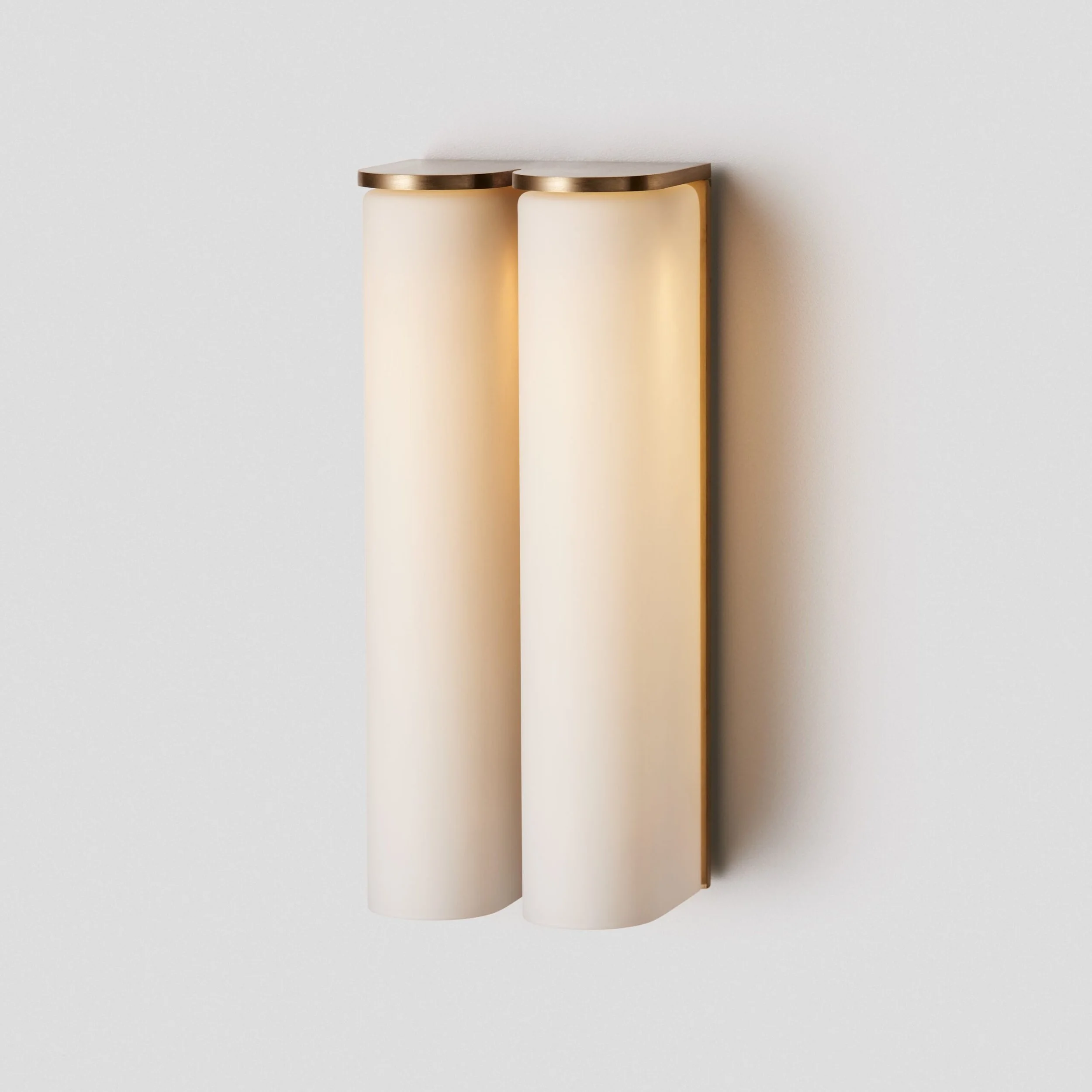 Articolo-Lighting-Slim-Side-x-Side-Wall-Sconce-Snow-Brass-On-scaled.jpg