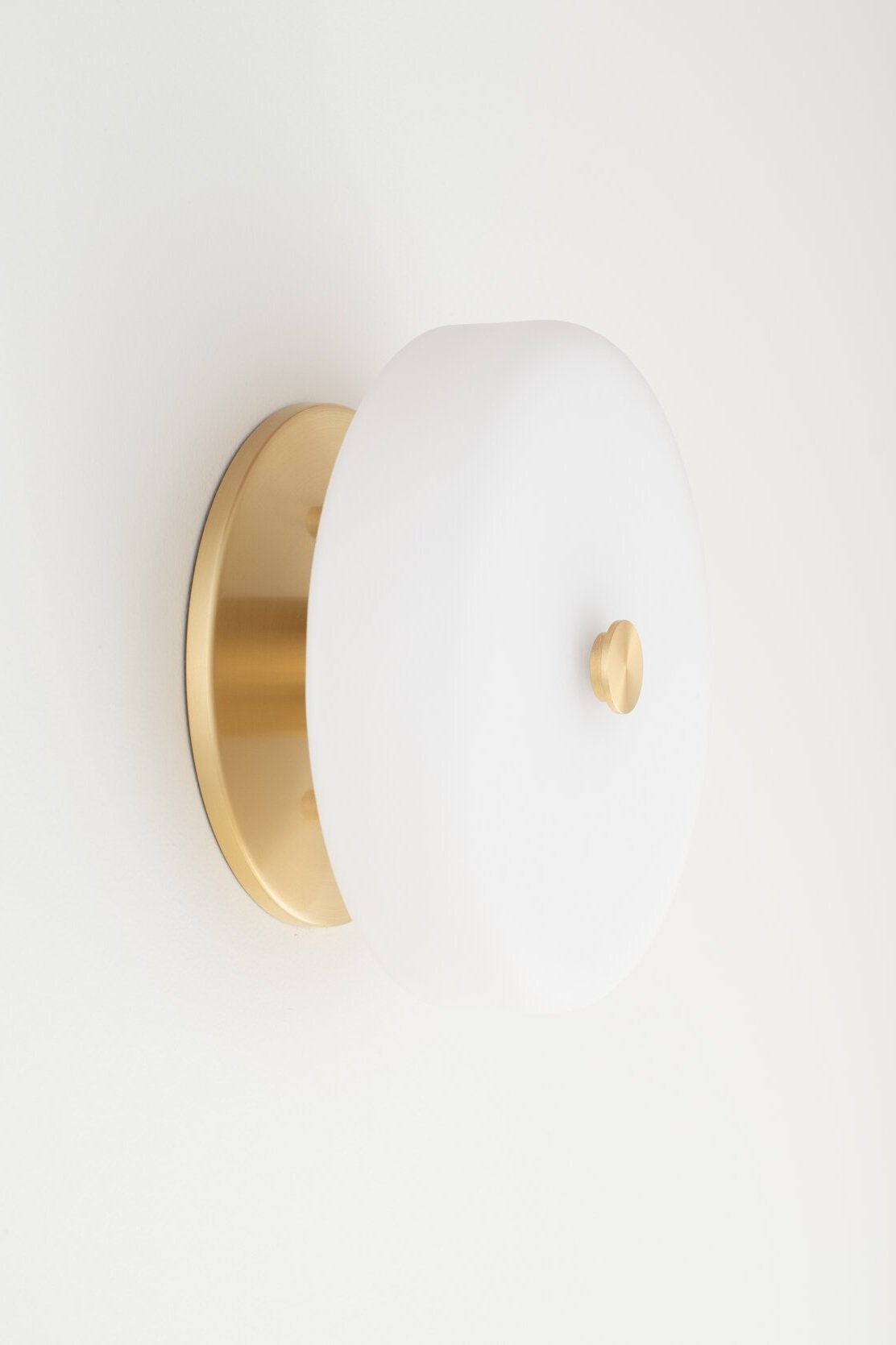 Ben+&+Aja+Blanc+Nova+Sconce+Warm+White+On+White+-+Brass+-+3-4+-+Off.jpg
