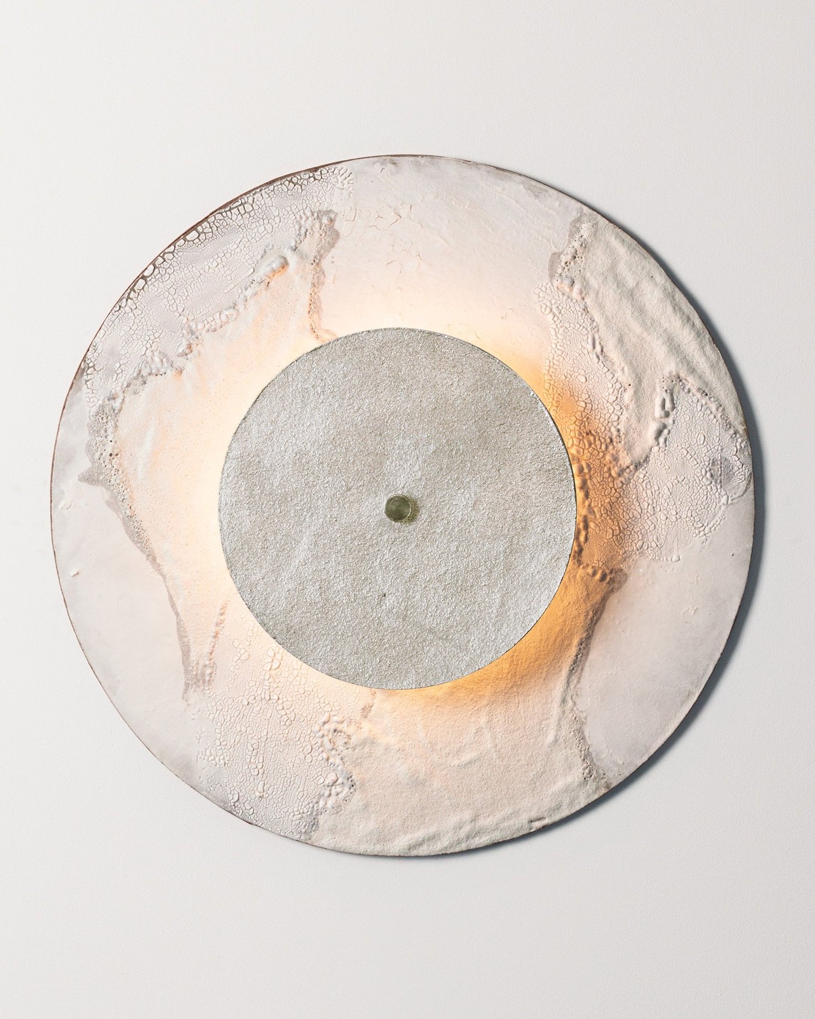 ECLIPSE CIRCLE SCONCE IN WHITE TEXTURE
