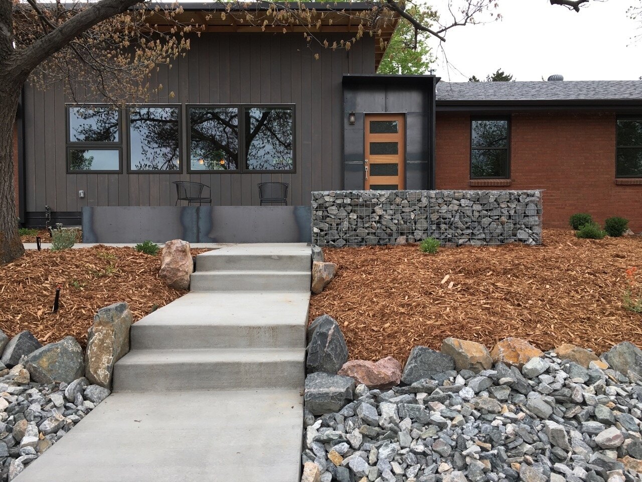 Sometimes you just gotta cut the middle of an old ranch home out and make it mod. ⁠
⁠
Check out more photos of our Goldenvue project on our website!⁠
⁠
#makeitmod #modpod #moderndesign #modernliving #mountainhome #coloradohome