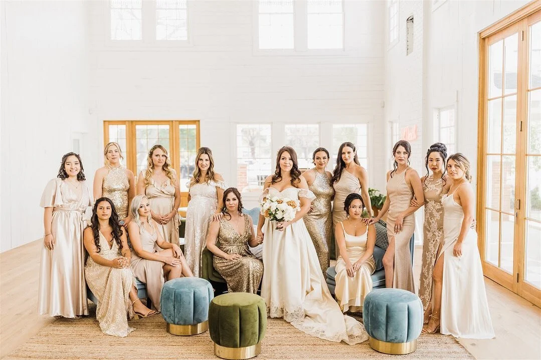 From perfectly mismatched champagne colored dresses to the bride's dreamy gown, this big-n-beautiful bridal party did it all oh- so right!
⠀⠀⠀⠀⠀⠀⠀⠀⠀
Photography: @timwatersweddings |Planning: @aetreventstx @elevenrosesevents | Florals: @wildpoppyflor