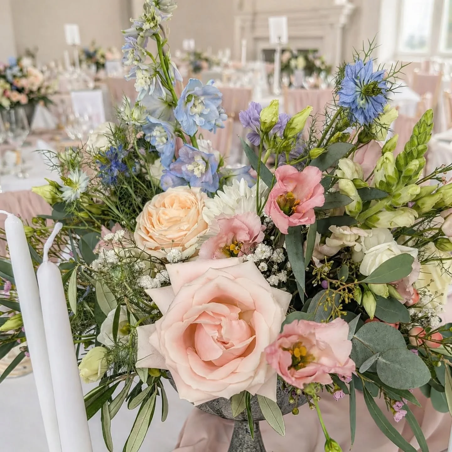 Centrepieces with charm and energy without stealing the dinner conversation&hellip; the best behaved guest 🤍

Low, lush, and layered with soft blush, airy blues, and delicate, twisty foliage that keeps catching your eye between sips and stories 🥂


