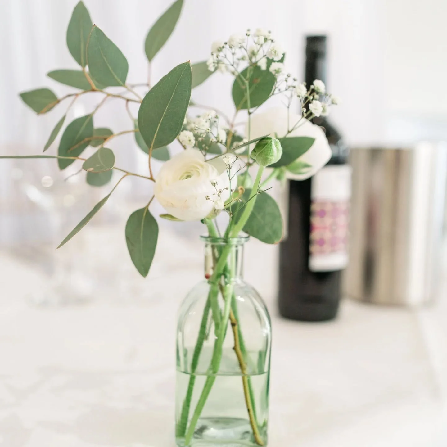 Another moment for the humble bud vase&hellip; 🤍🌿

On their own? Sweet, simple, quietly doing their thing.
But a collection together and suddenly, it&rsquo;s giving drama. Layers, movement, little floral moments everywhere you look ✨

And the best 
