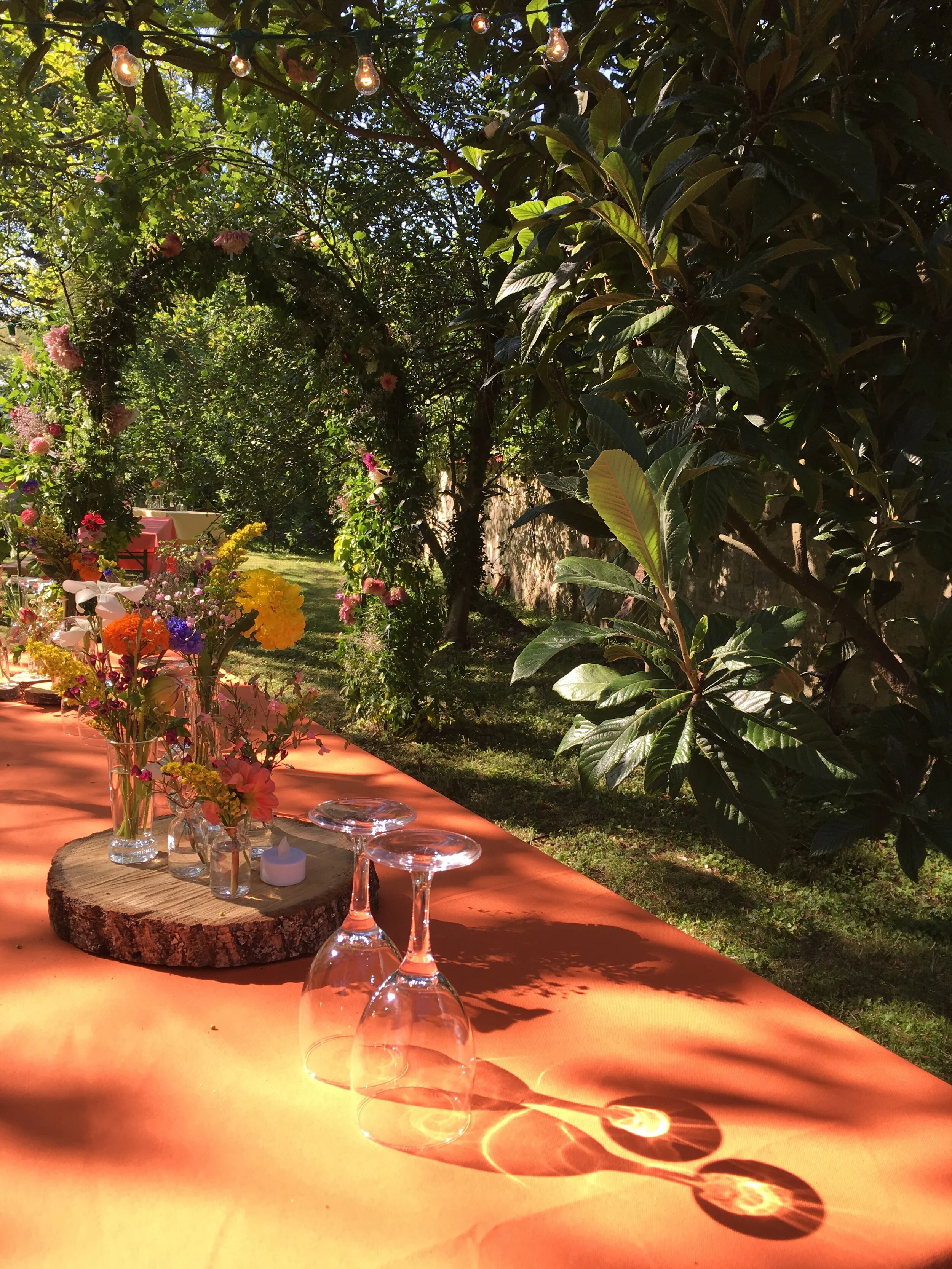  Chemin de table pour un mariage champêtre dans un jardin 