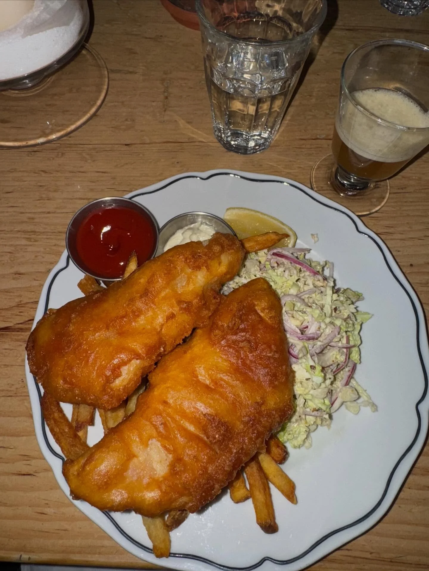 SNAIL SPOTLIGHT 🐌 This delicious plate is from our friends and Snail of Approval award winner, @bucksfishingandcamping. Our board member Hannah recently payed them a visit for some fish and chips. Buck&rsquo;s serves seasonal American fare, sourcing