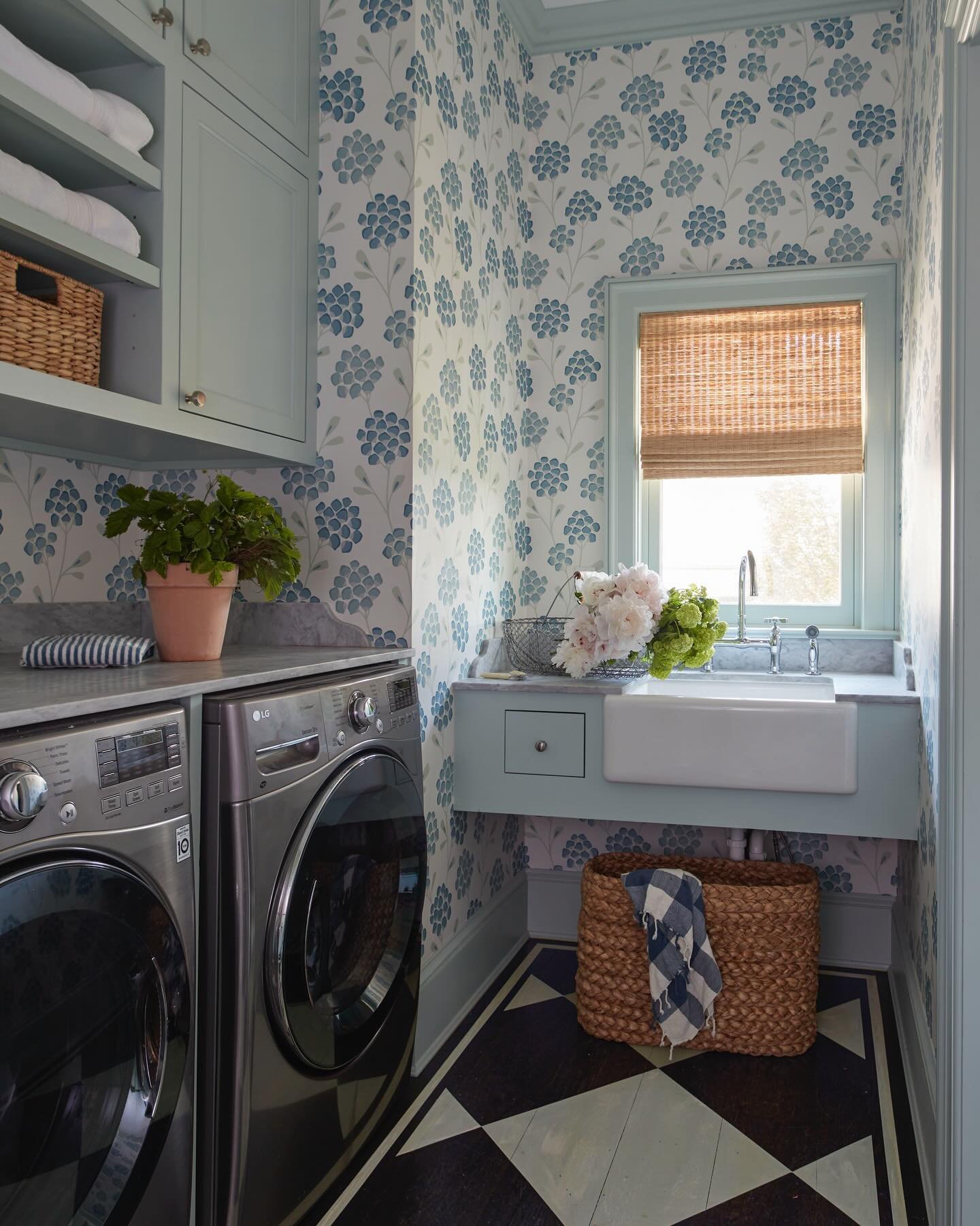 This adorable laundry room.  I don't think I'd let all the heaps of kids clothing build up in here 🤣🤣🤣. Who's with me!?
