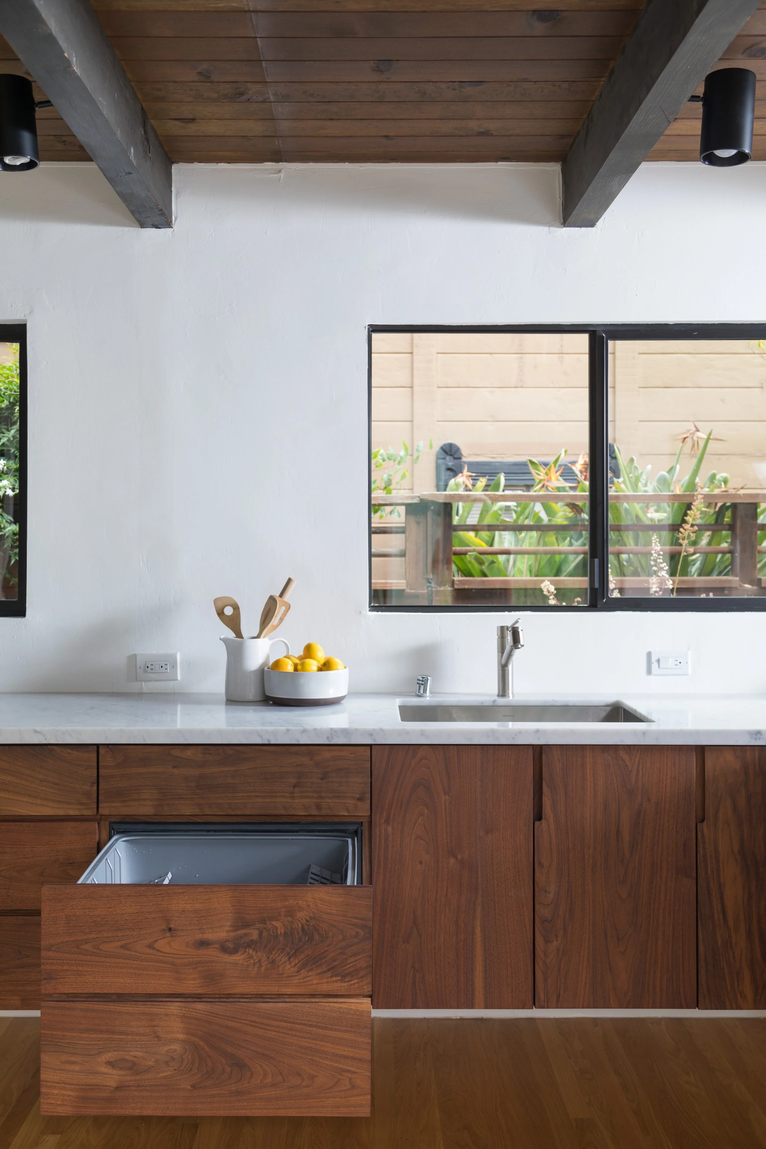 736 Glaston Pl kitchen 14.jpg