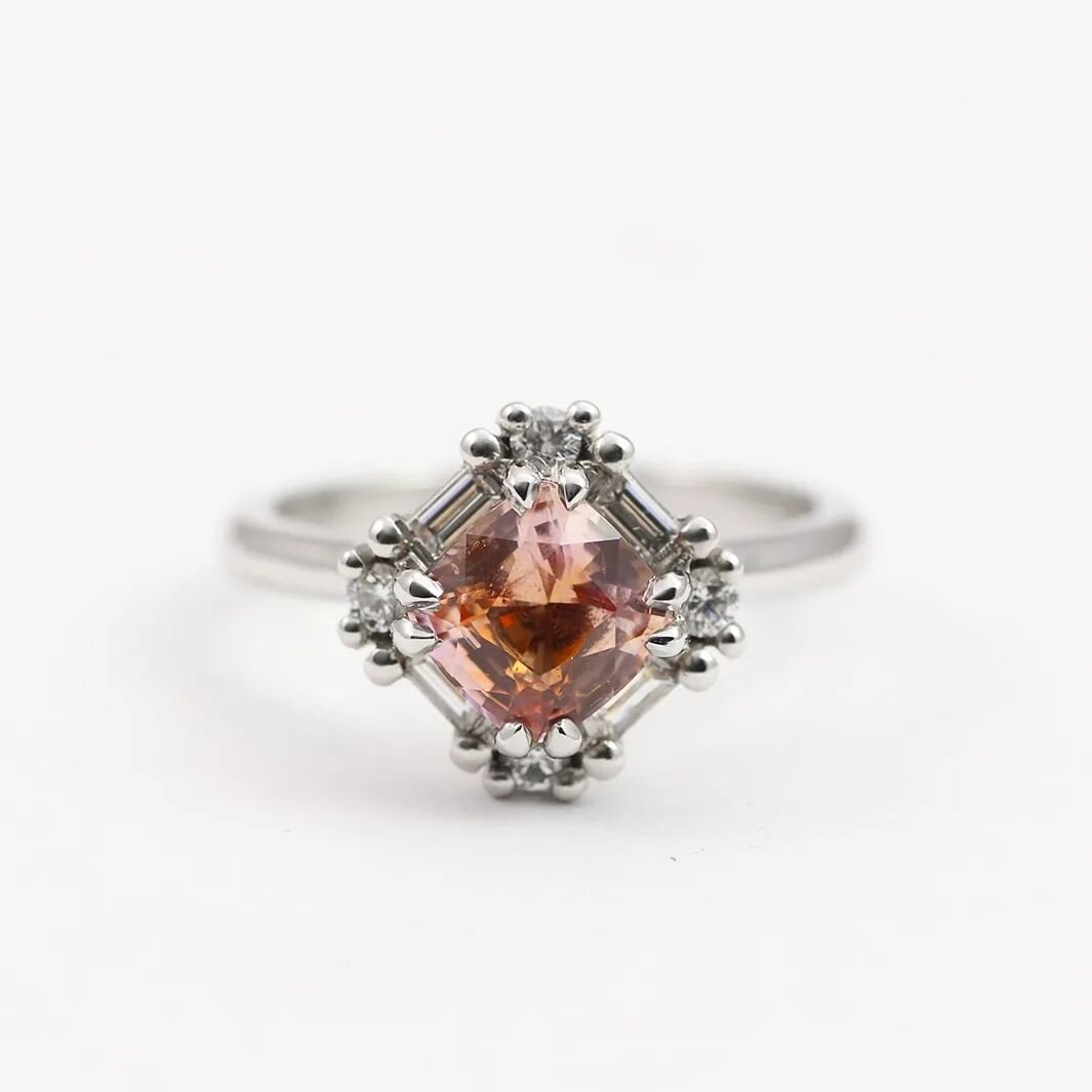 Throwback to this peach coloured beauty 😍😍.

An Art Deco inspired, peach sapphire and diamond engagement ring, set with the chunkiest platinum claws known to (wo)man 🔥.