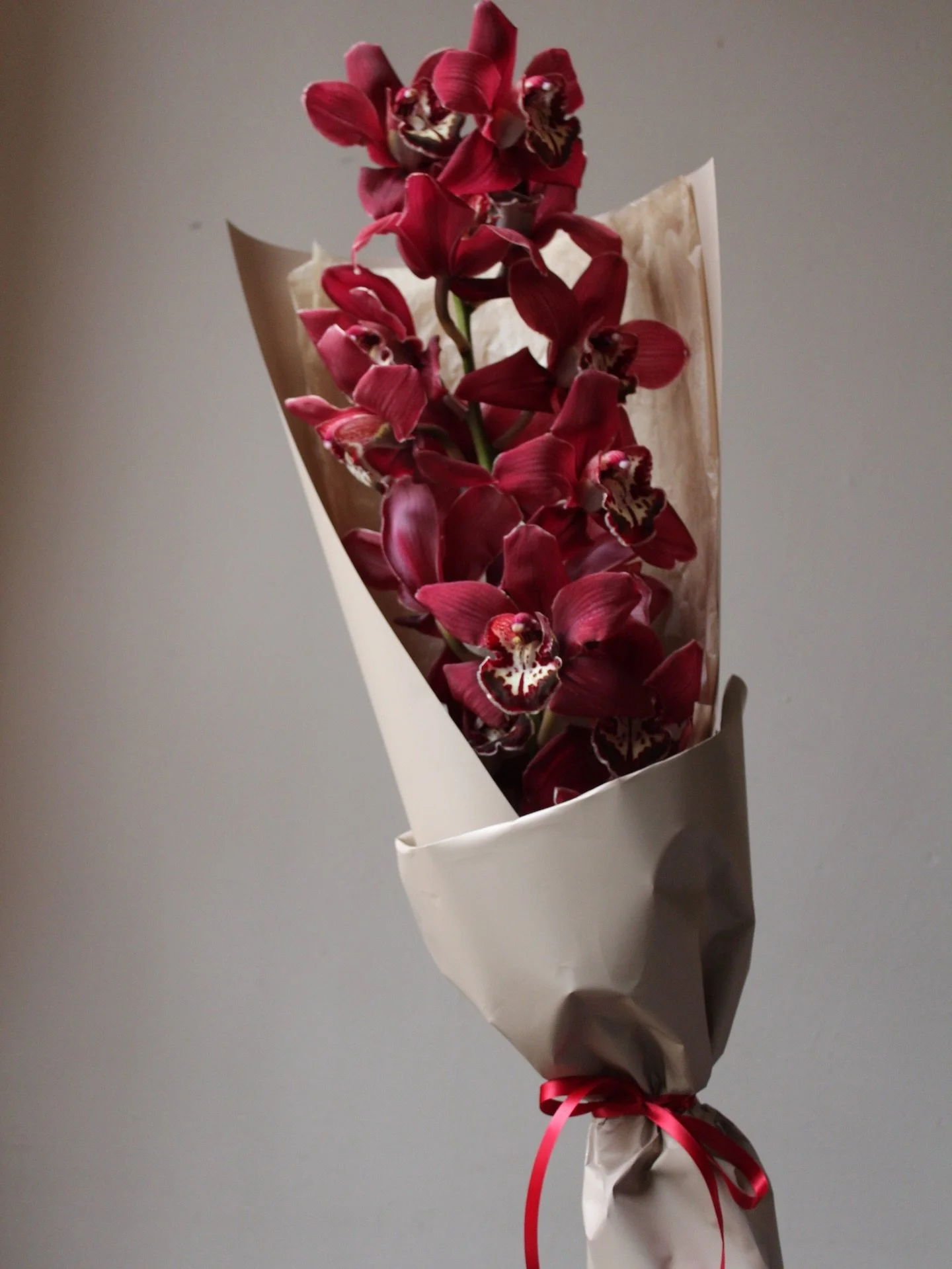 💋 Forevermore 💋

A quiet luxury moment for Valentine&rsquo;s Day! 

Cymbidium orchids are known for their long-lasting beauty and graceful presence&mdash;symbolizing admiration, love, and refinement. Perfect for a meaningful gesture, a thoughtful a