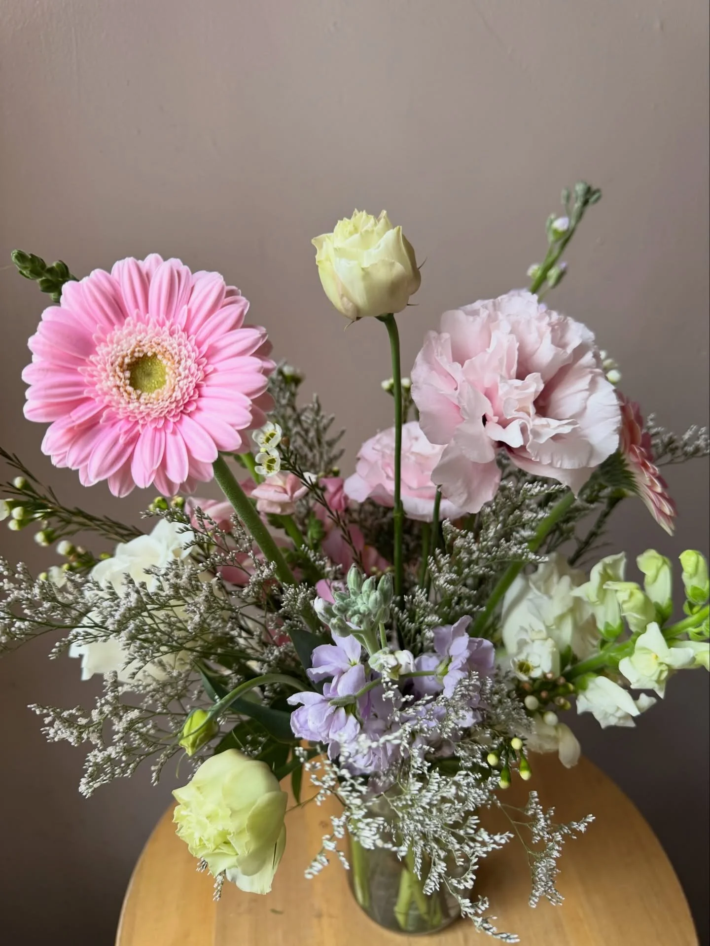 A petite pet friendly arrangement in a clear glass vase. Sweet and filled with ruffles 💕🐾

Would your four legged friend approve?