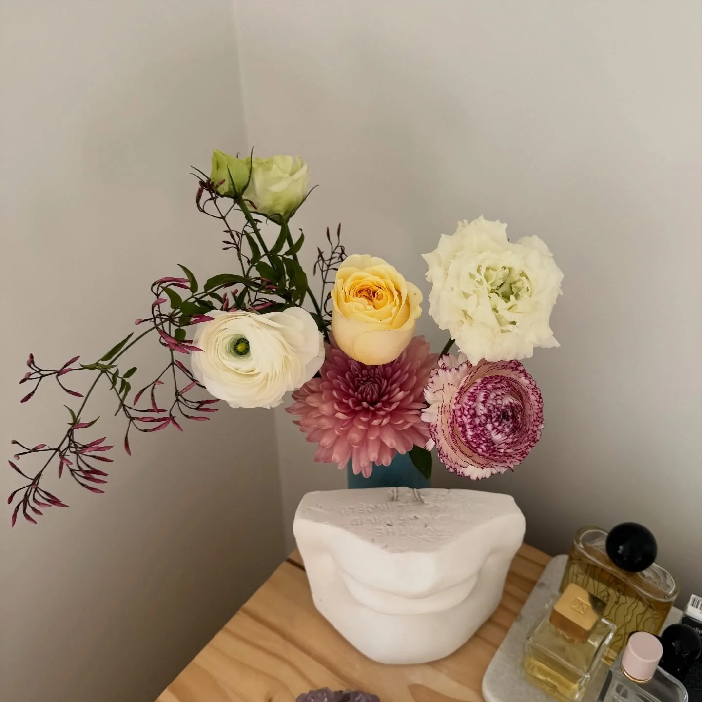 Here&rsquo;s your sign! BUY THE FLOWERS! 

Here&rsquo;s a peek of my bedroom blooms! This week I couldn&rsquo;t help but bring home this yellow garden rose and jasmine vine along with a few other favorites! 

They are the first thing I see when I wak