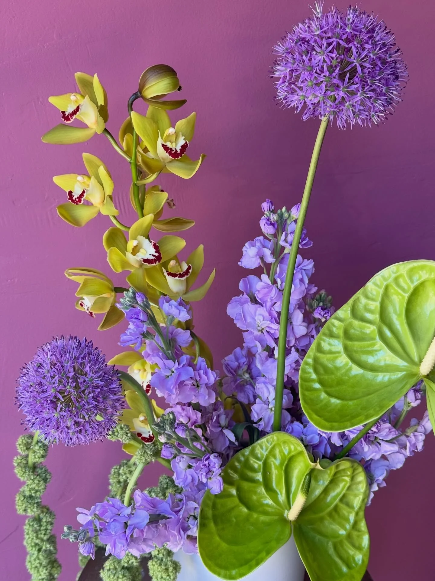 Last week was BUSY 🐝!! 

We kicked off the week with @stevemadden 

Quick brunch stop at @juliasridgewood before a fun workshop with @hotgirlscreate 

Then we wrapped the week up with some fun arrangements for @shopkynah NYC Pop Up! 

My heart is so