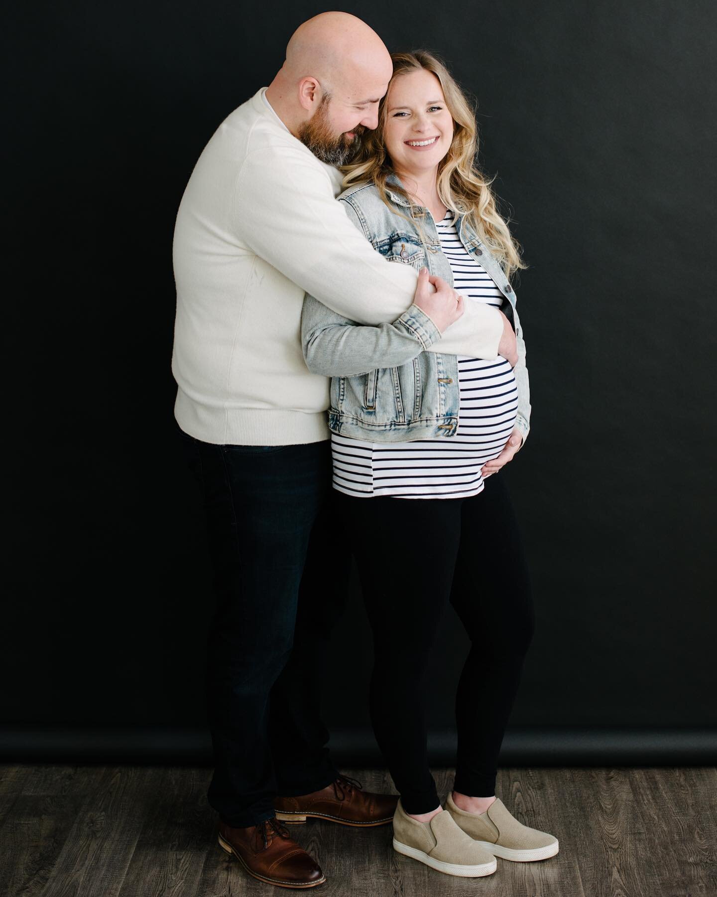 These two (three!) babes made studio sessions look really good. Who is interested in booking a studio session together? 
Outdoor sessions are glorious, but we all know the Midwestern weather can be unpredictable. Studio sessions allow for gorgeous na