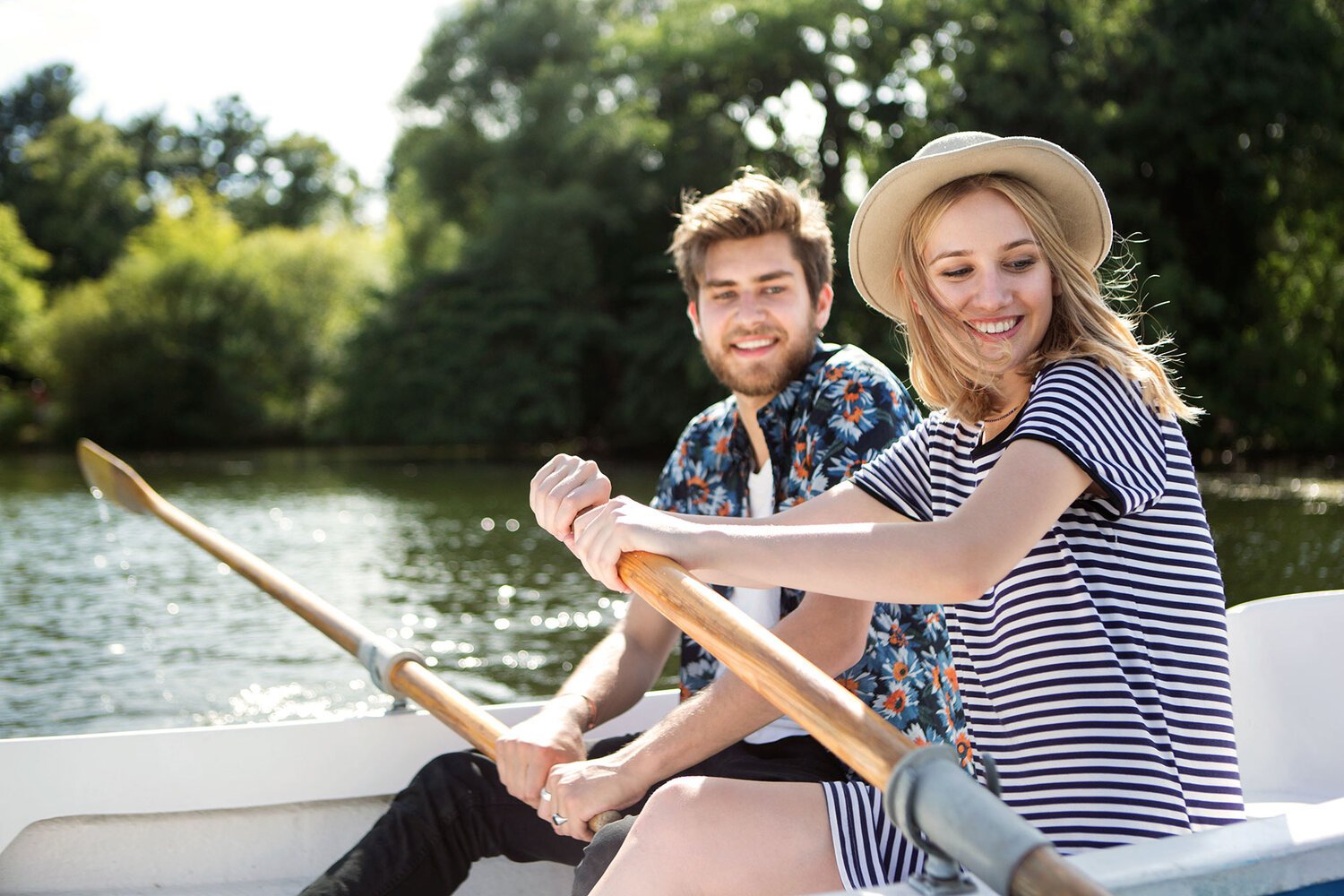 couple-rowing-on-lake-news.jpg