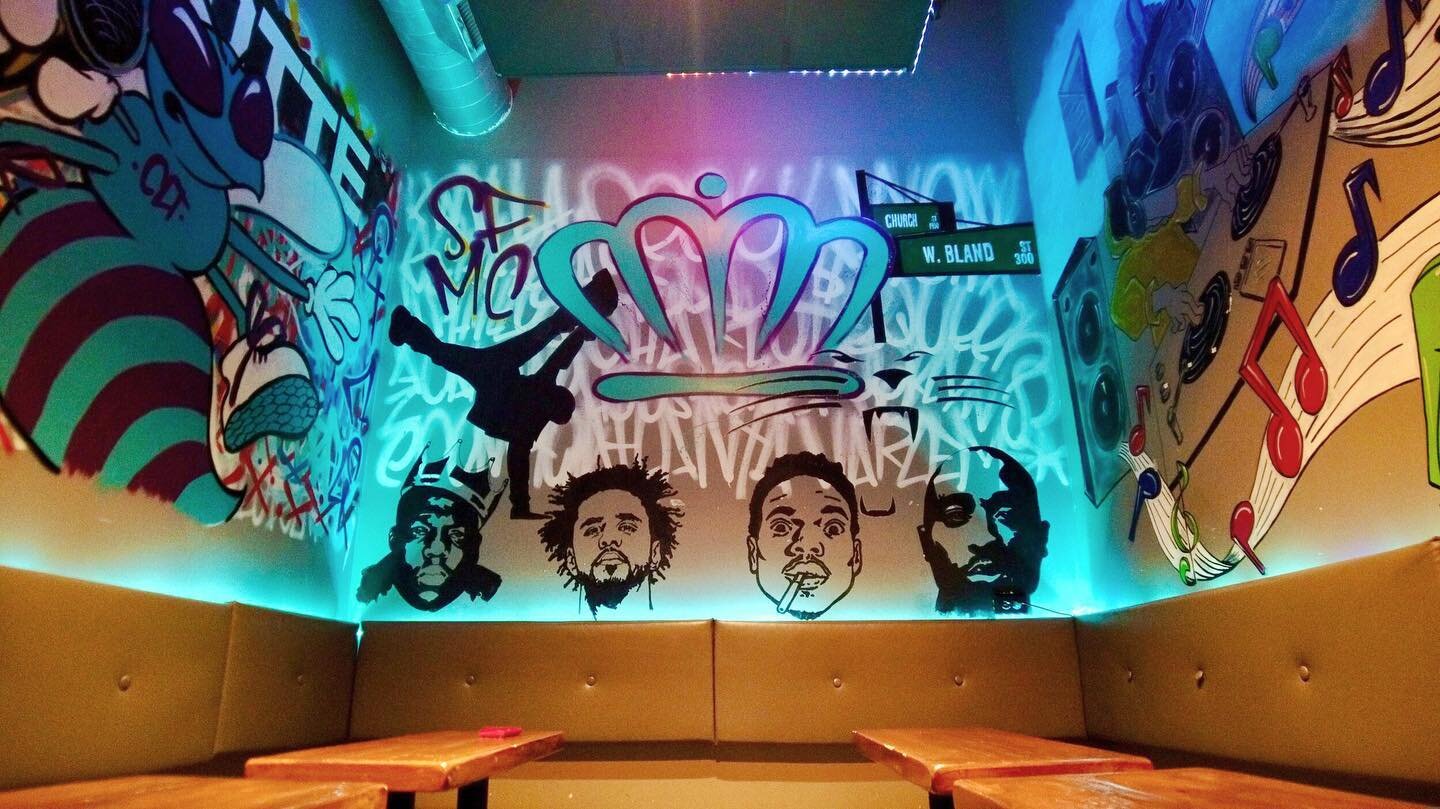 Book a karaoke room to celebrate the Big Poppas and cool dudes in your life this weekend. 💙 The Seoul Food - South End HIP HOP ROOM fits up to 15 people, and your room host can bring over all kinds of spicy wing flavors. #hinthint 
.
🎶🎤 Details - 