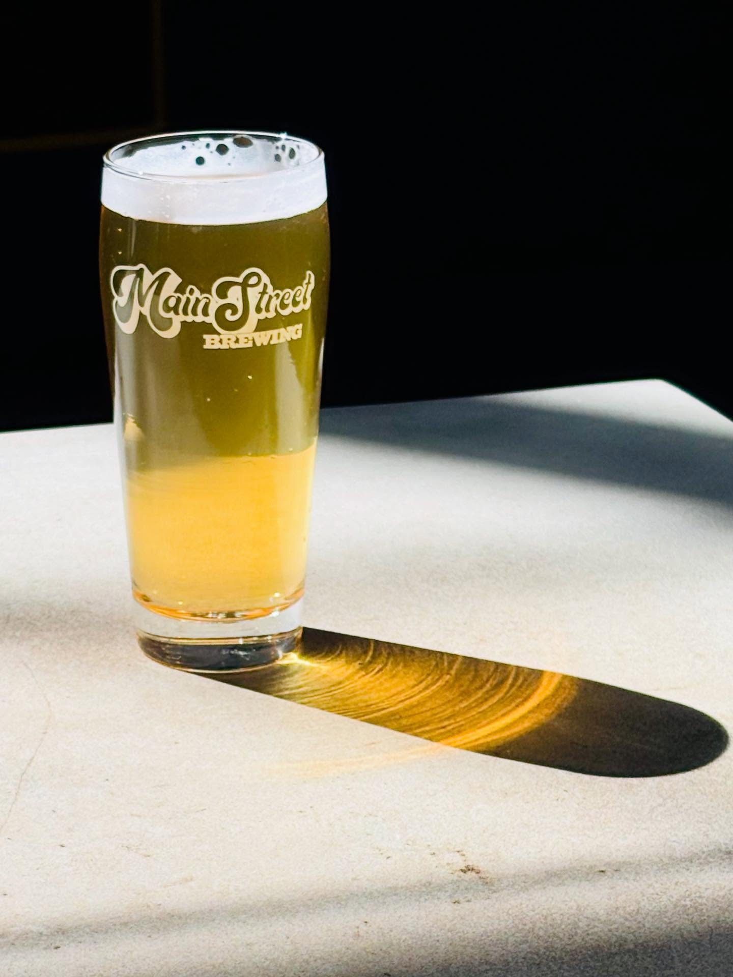 STEP INTO THE LIGHT

Monday haters, take heart and bask in the glow of our ALL DAY ALL NIGHT HOPPY HOUR and get your week off on the good foot.

From noon to close, get your hands on six-buck sleeves of Premium Pilsner, Naked Fox IPA, Kingpin Hazy an