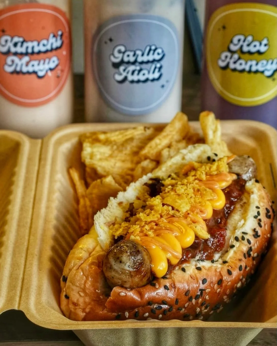 SAY CHEESE

Not gonna let NATIONAL CHILI CHEESE DOG DAY go sailing by without giving some love to this beauty on our @brathaus.ca menu down at Main St.:

𝗧𝗛𝗘 𝗣𝗢𝗥𝗞𝗬 $𝟭𝟮.𝟱
𝗖𝗵𝗶𝗹𝗶 𝗰𝗵𝗲𝗲𝘀𝗲 𝗯𝗿𝗮𝘁𝘄𝘂𝗿𝘀𝘁, 𝗯𝗲𝗲𝗳 𝗰𝗵𝗶𝗹𝗹𝗶, 𝗰