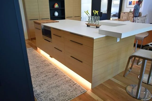 Integrated toe-kick lighting. ⁠
⁠
#pcibend #cabinets #visitbend #inbend #customcabinets #cabinetry #woodworking #customwoodworking #kitchen #bathrooms #closets #deschutes #bend #newconstruction #remodel #refacing #cabinetrefacing #interiordesign #fur