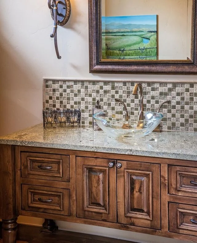 Stunning water closet. ⁠
⁠
#pcibend #cabinets #visitbend #inbend #customcabinets #cabinetry #woodworking #customwoodworking #kitchen #bathrooms #closets #deschutes #bend #newconstruction #remodel #refacing #cabinetrefacing #interiordesign #furniture 