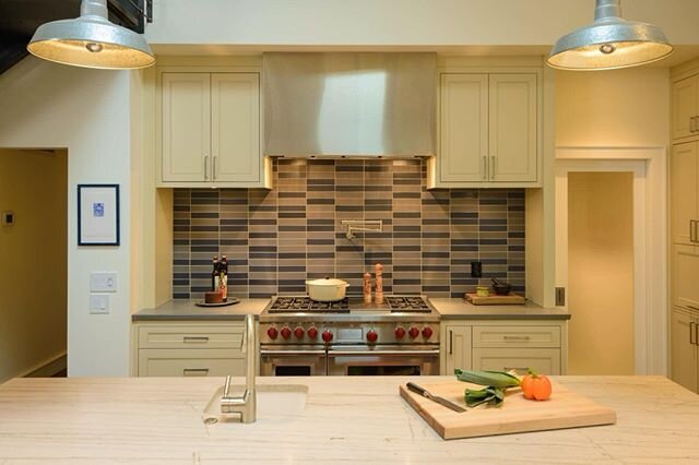 Dinner time!⁠
⁠
#pcibend #cabinets #visitbend #inbend #customcabinets #cabinetry #woodworking #customwoodworking #kitchen #bathrooms #closets #deschutes #bend #newconstruction #remodel #refacing #cabinetrefacing #interiordesign #furniture #centralore