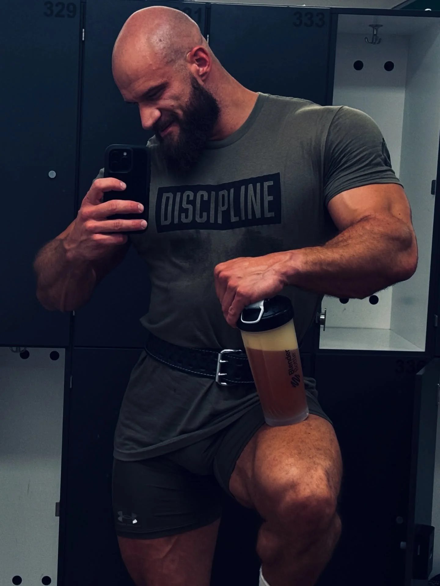 &gt;&gt; D I S Z I P L I N &lt;&lt; 
&bdquo;Disziplin hat nicht das geringste mit H&auml;rte zu tun. Disziplin hat mit Respekt vor dir selbst und W&uuml;rde zu tun. 

Wenn ihr Disziplin meistert, braucht ihr keine Motivation mehr sondern nur noch ein