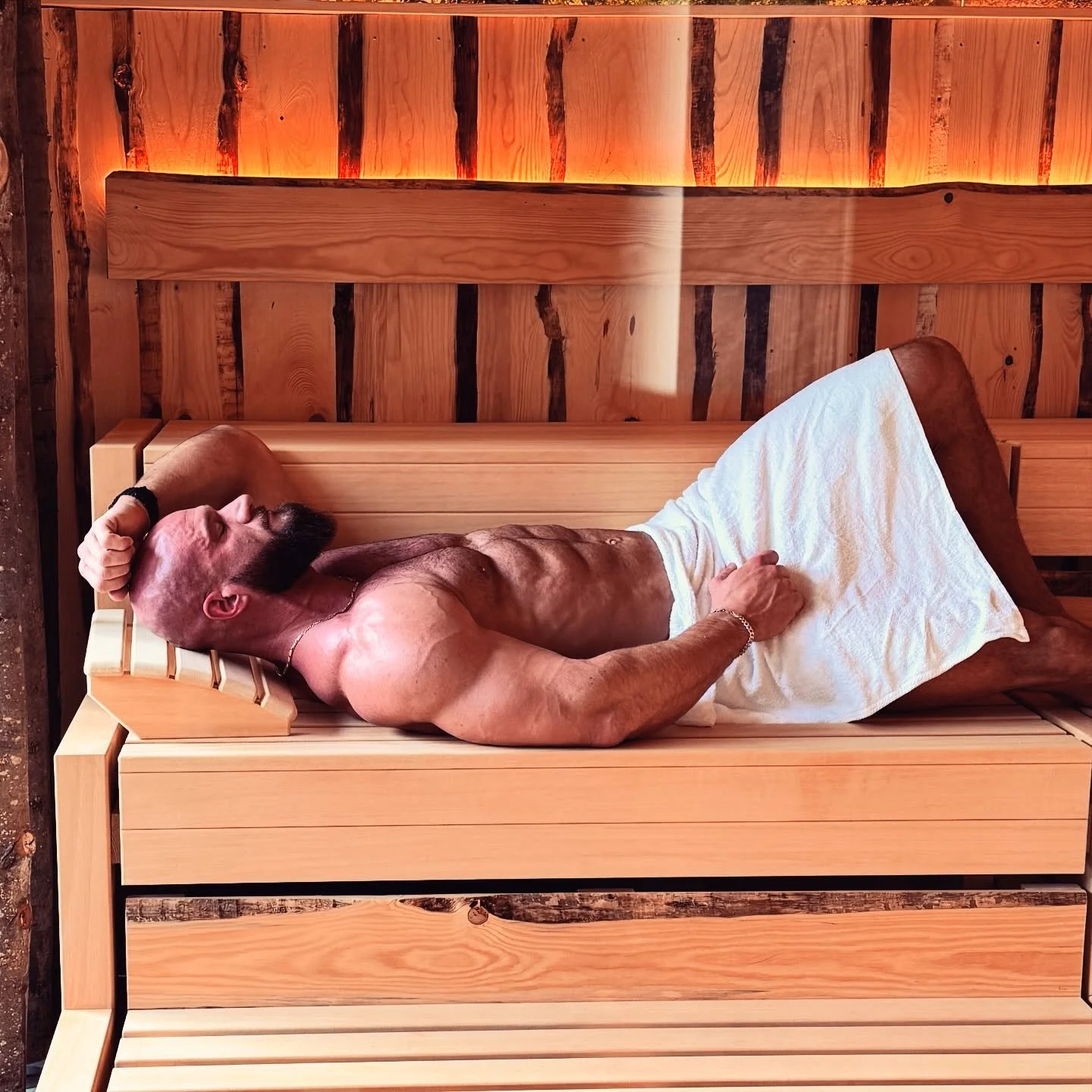 Kein Wachstum ohne Regeneration. 🧩
&bdquo;Luxus? Nein, Pflicht.&ldquo;
Auszeit im Wellnesshotel im Schwarzwald &ndash; Muskeln entspannen, Kopf frei bekommen, st&auml;rker zur&uuml;ckkommen. 🌲✨ 
#Bodybuilding #Recovery #OffSeason #Schwarzwald