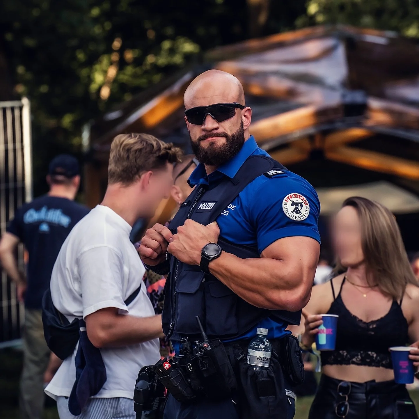 To protect and to serve. 
⬛️🟦⬛️
Geniesst den Sommer und gebt auf euch acht. 

📍M&uuml;nchenstein / @tensionfestival 
📷 @daariiou_photography 

#swisspolice #cops #blueline #wefightwhatyoufear #police #swiss #justice #lawenforcement #strength #trai