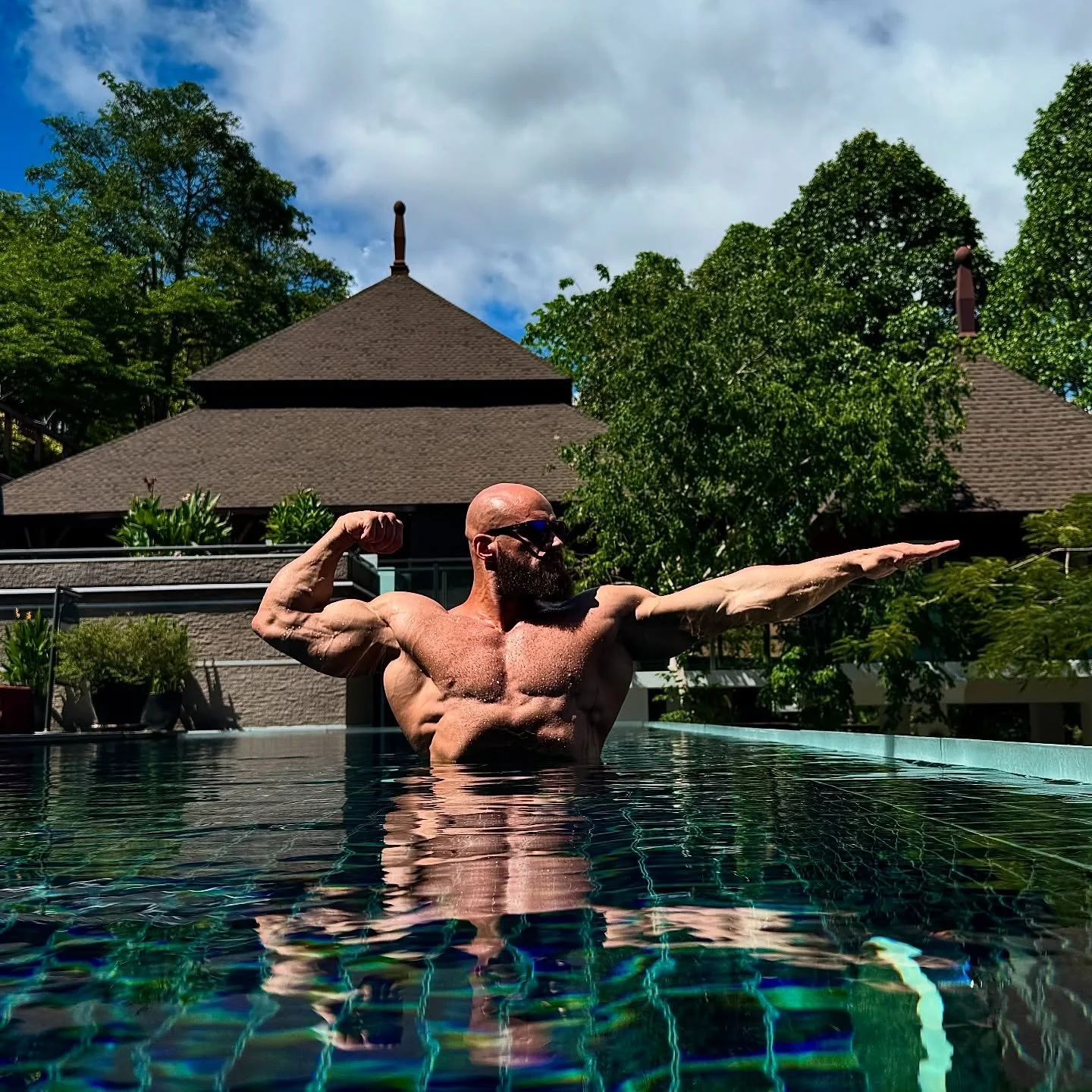 Between water and will - every pose is a statement: discipline in training, clarity of purpose, balance in nutrition. The body is the result, the mind is the machine.&ldquo; 🛠️

Zwischen Wasser und Wille &ndash; jede Pose ein Statement: Disziplin im