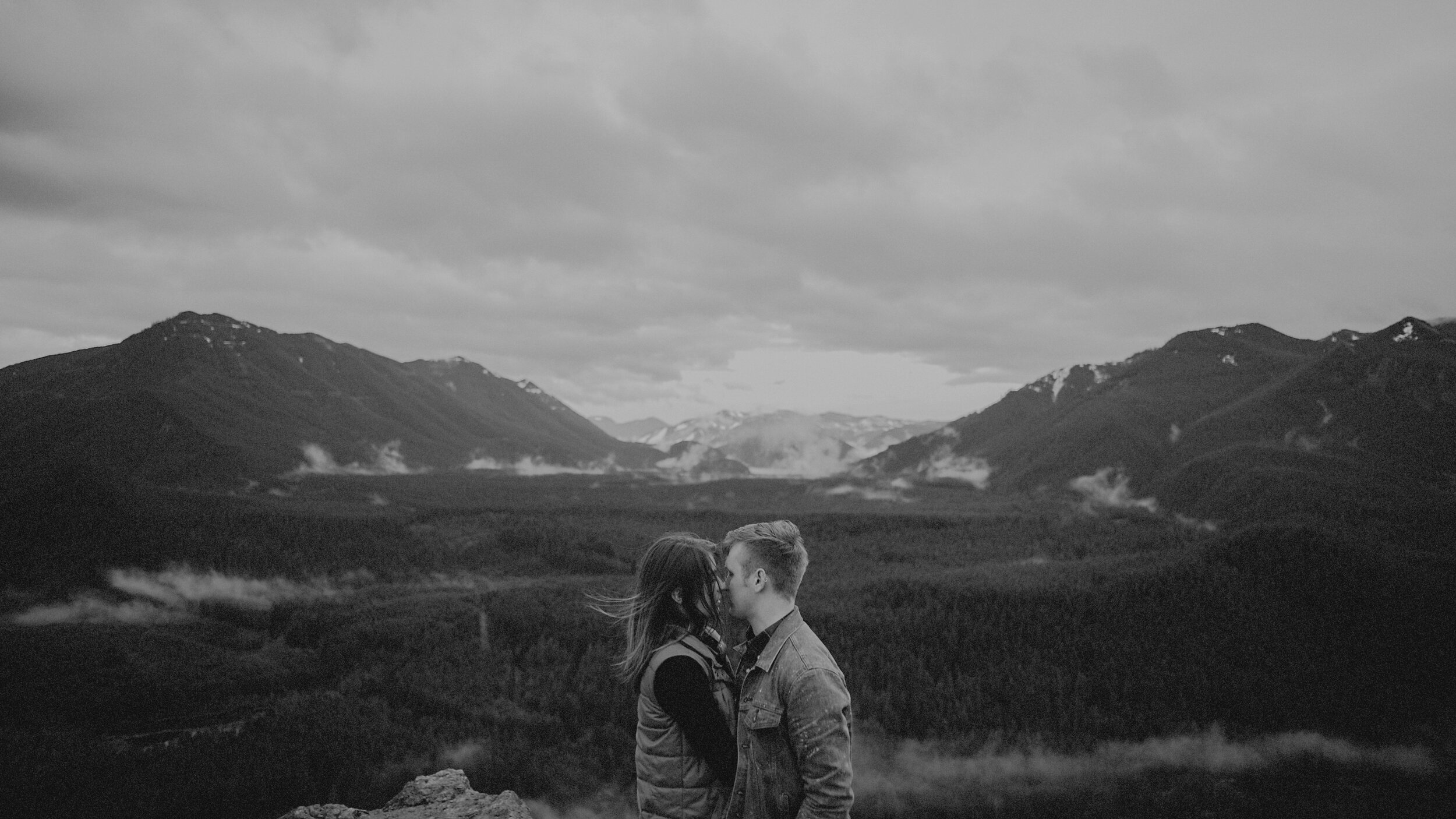 rattlesnake ledge engagement photos