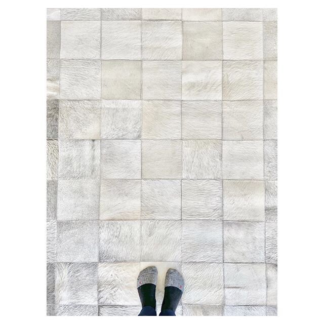 Who&rsquo;s feeling the love of this incredible hide rug @couristan? So luxurious, handsome, and extremely soft, #TILE is exactly what I need to add sophistication and subtle patterns for my @oneroomchallenge dream!

Week 7 is on the blog with lots o