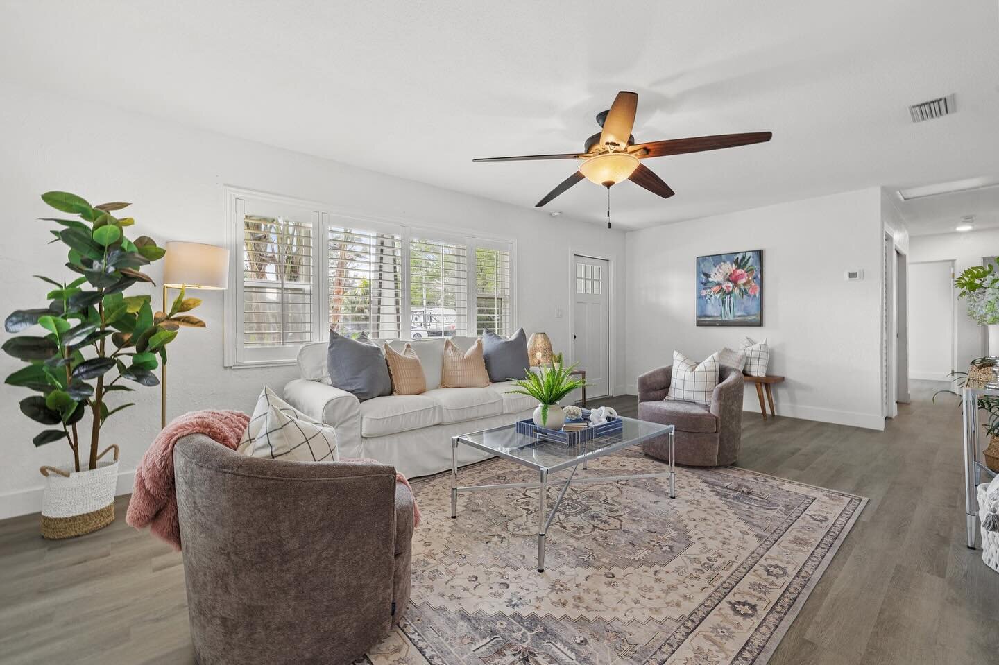 She is beauty, she is grace, she is for sale in beautiful Shore Acres. 😍🌴
.
.
.
.
.
.
.
.
.
.
#arochicstaging #homestagingworks #homesweethome #forsale #floridalife #floridarealestate #arochicdesign #stpetersburgflorida🌴 #stpetersburgrealestate #r