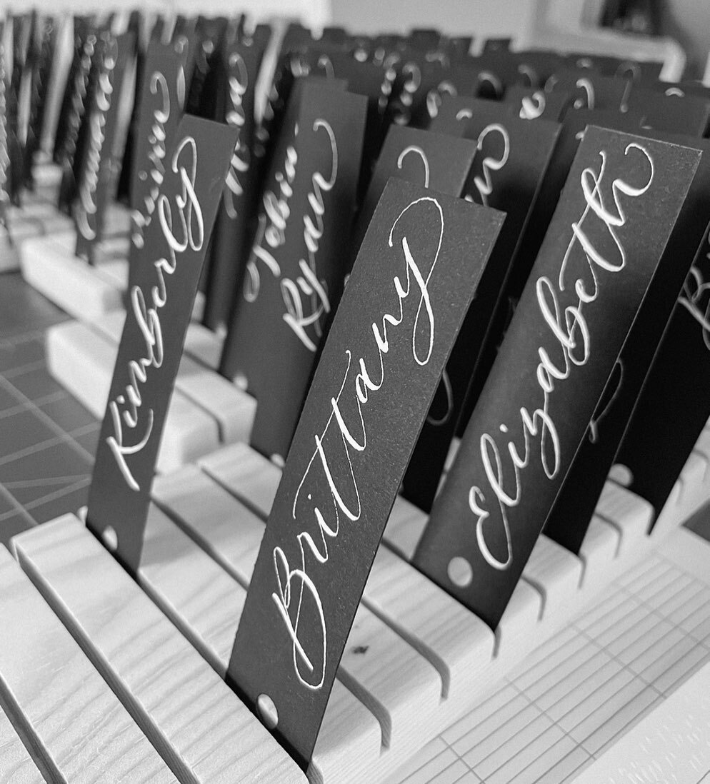 sometimes I just wanna write &ldquo;look! pretty!&rdquo; 

#calligraphy #weddingplacecards #blackandwhitewedding #wilmingtonnc #paperlove #dayofdetails #prettydetails #weddingdetails