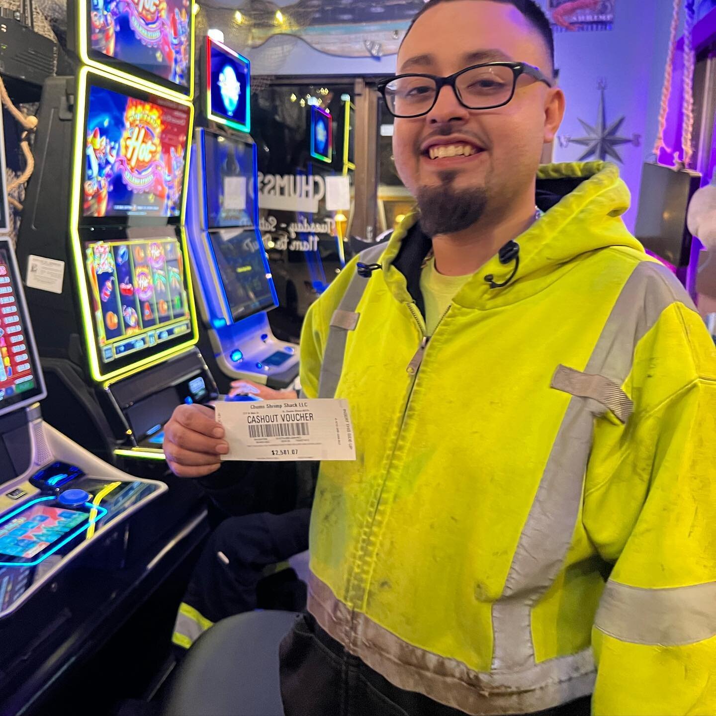 Another Gold Rush Winner 🎰 for the day, going home with shrimp 🍤 and $2,500! 💰 @grgamingil @chumsshrimp #bestshrimpever #seafoodlover