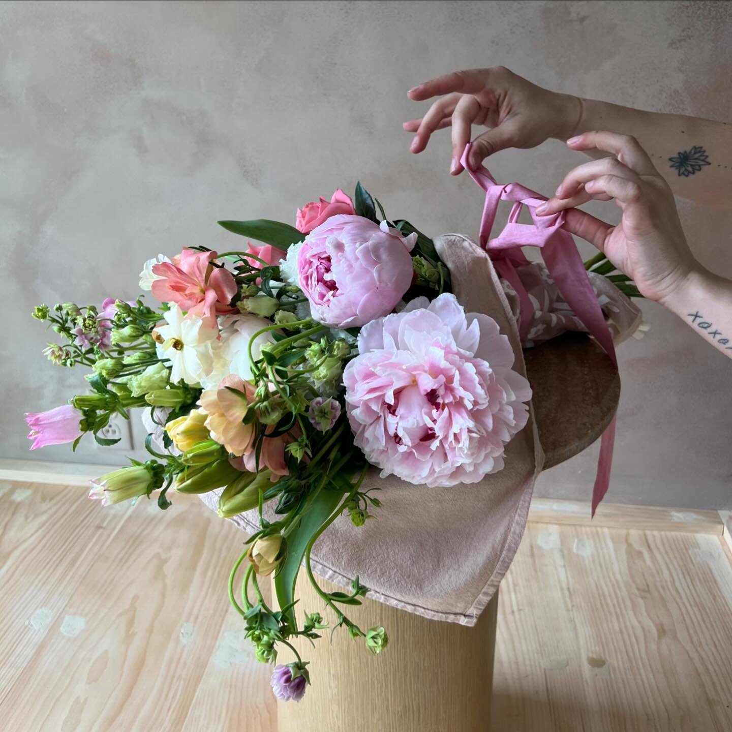 Everyone's favorite - The Favorite Child Bouquet - is back in the online shop for Mother's Day! 🩷 If you wanna claim the favorite child title, your shoo-in with this arrangement. 😉 Head to the link in our bio to order! 💐