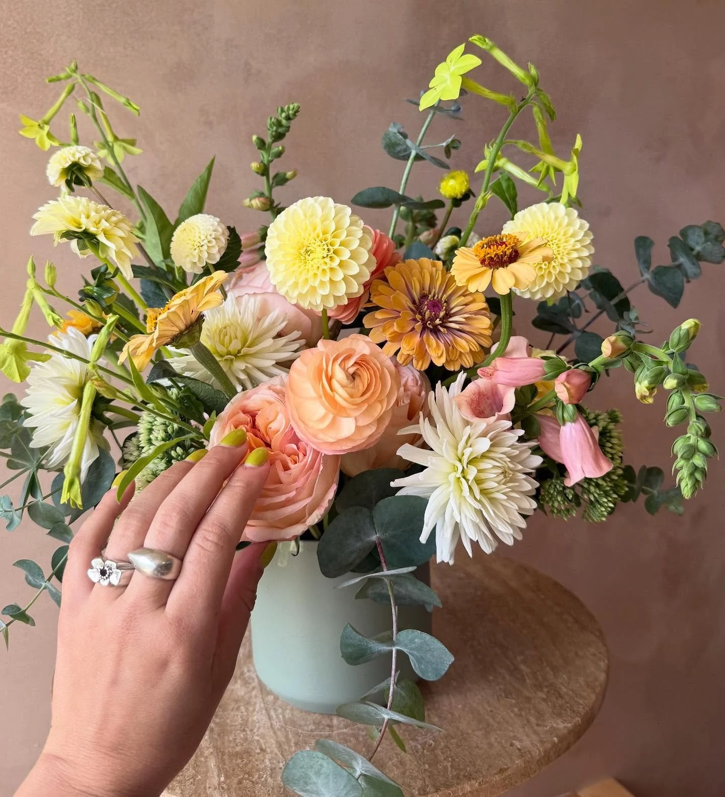 flowers so gorg, ya kinda wanna squeeze em. ๐ but seriously - the flowers this week are PERFECT & we've got a ton of em! ๐
 place an order online now or visit us at the shop to get your hands on this end of summer floral goodness. ๐ฉท