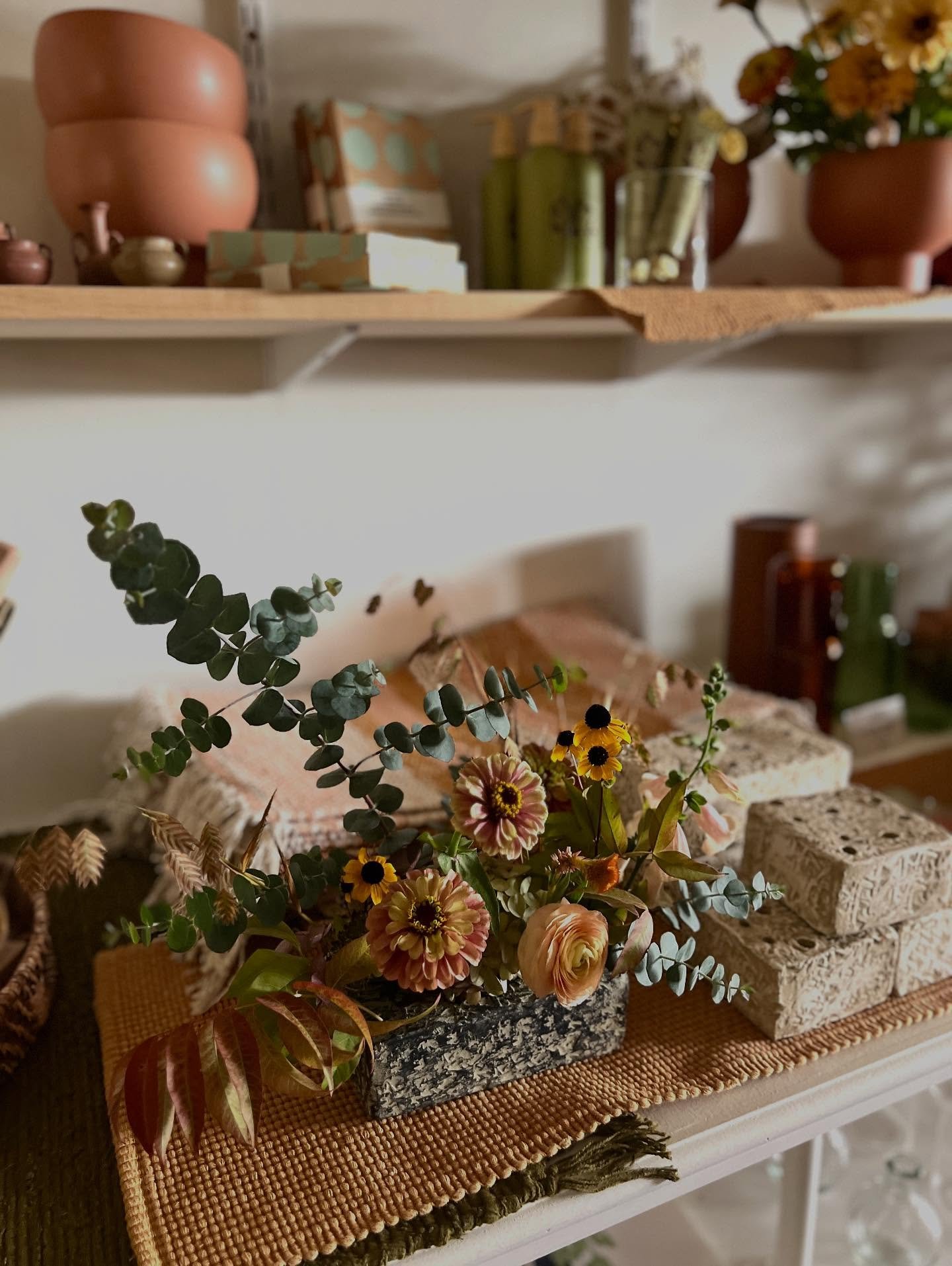 We’ve loved seeing all our regulars pop by over the past couple of days! Hope to see you too๐
Back to our Thursday through Saturday from 11-5 schedule!